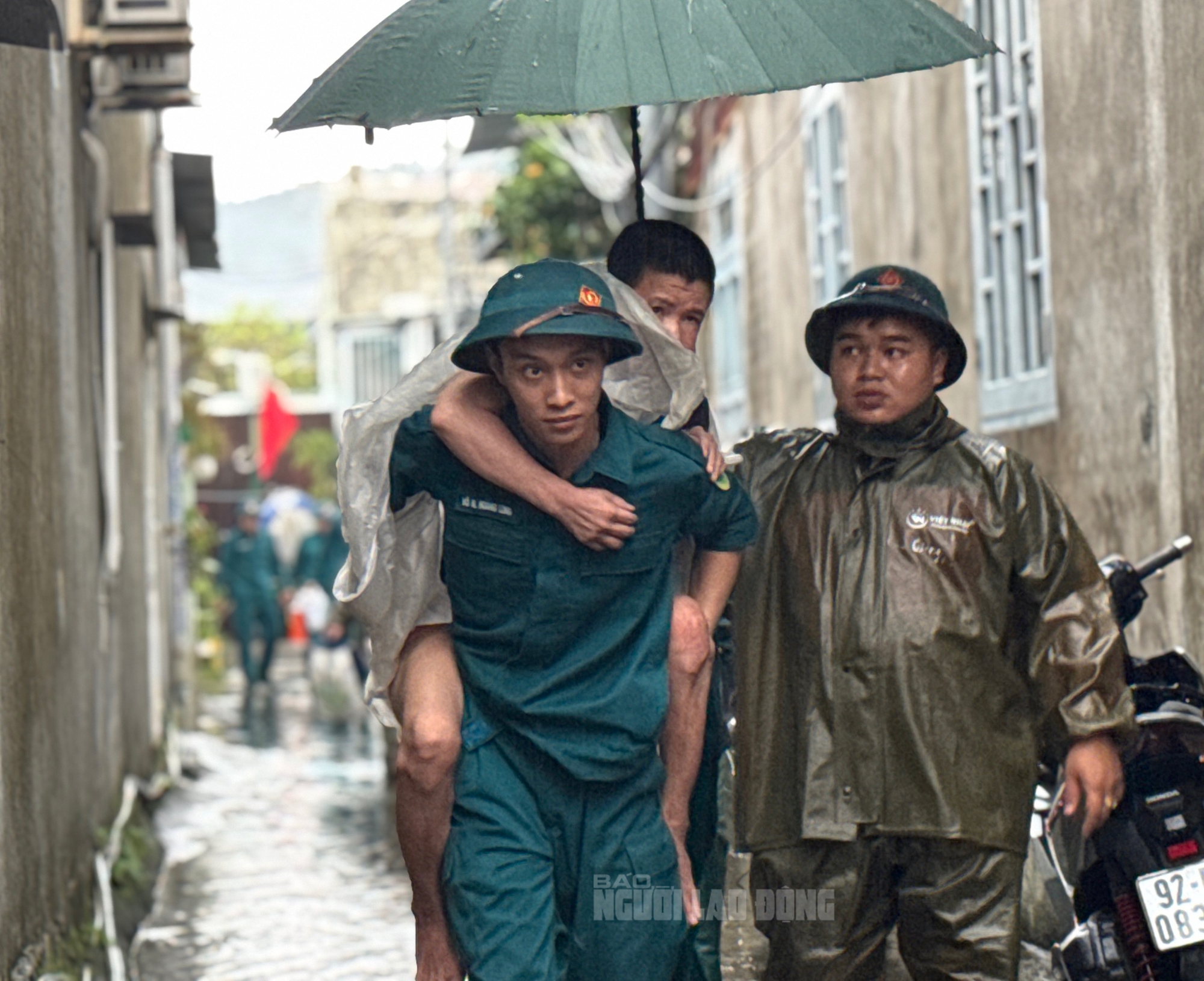 Khẩn trương ứng phó bão số 12 và mưa lớn ở Mẹ Suốt , Đà Nẵng - Ảnh 5. Khẩn trương ứng phó bão số 12 và mưa lớn ở Mẹ Suốt , Đà Nẵng - Ảnh 5.