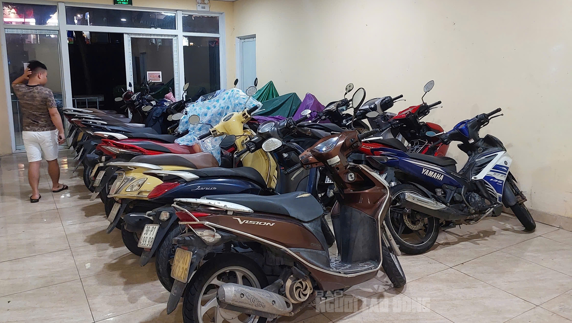 Chủ xe BMW ở Đà Nẵng dùng bạt bọc ô tô chống ngập trước mưa lớn - Ảnh 4. Chủ xe BMW ở Đà Nẵng dùng bạt bọc ô tô chống ngập trước mưa lớn - Ảnh 4.