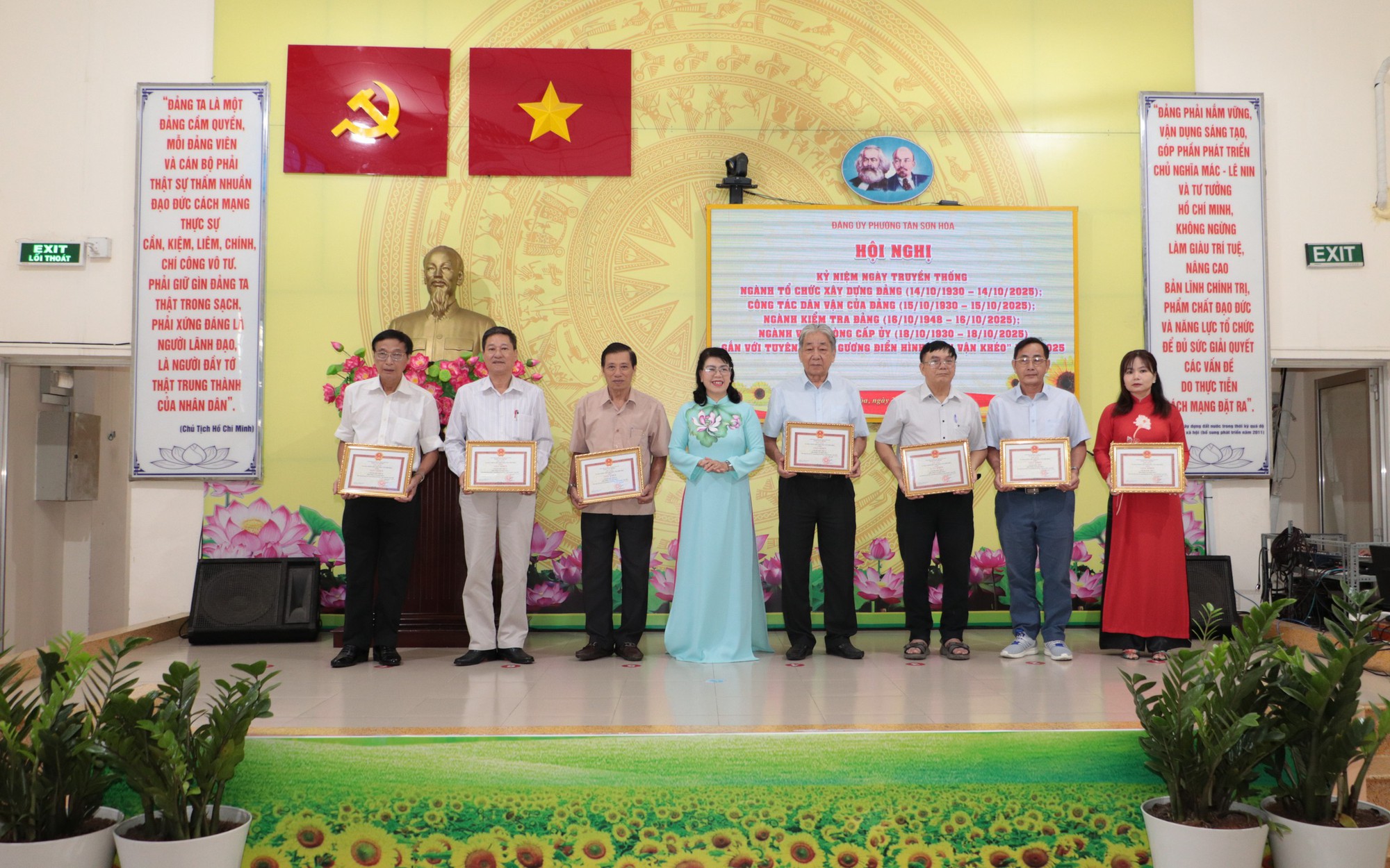 Chủ tịch HĐND TP HCM Võ Văn Minh trao Huy hiệu 80 năm tuổi Đảng cho đảng viên phường Tân Sơn Hòa - Ảnh 3.