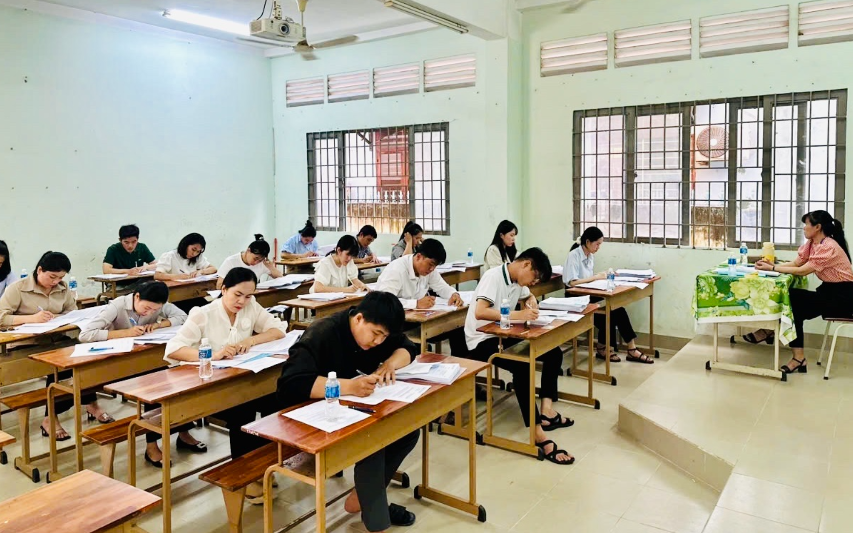 Phường Buôn Ma Thuột chậm gửi hồ sơ khiến 10 người không được xét tuyển công chức 2026 - Ảnh 2. Phường Buôn Ma Thuột chậm gửi hồ sơ khiến 10 người không được xét tuyển công chức 2026 - Ảnh 2.