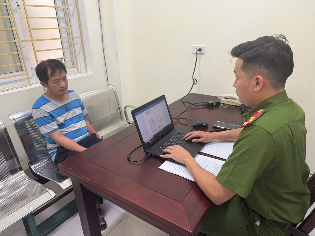 VIDEO: Thiếu tá CSGT bị ô tô tông, bám nắp ca-pô gây xôn xao dư luận - Ảnh 1.