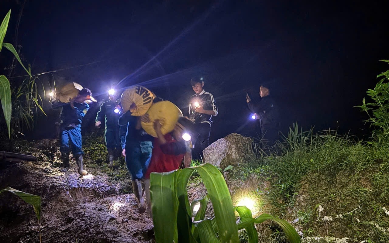 Sau tiếng nổ lạ trong cơn lũ, nhiều nhà dân và trụ sở ở Gia Lai xuất hiện vết nứt bất thường - Ảnh 2.