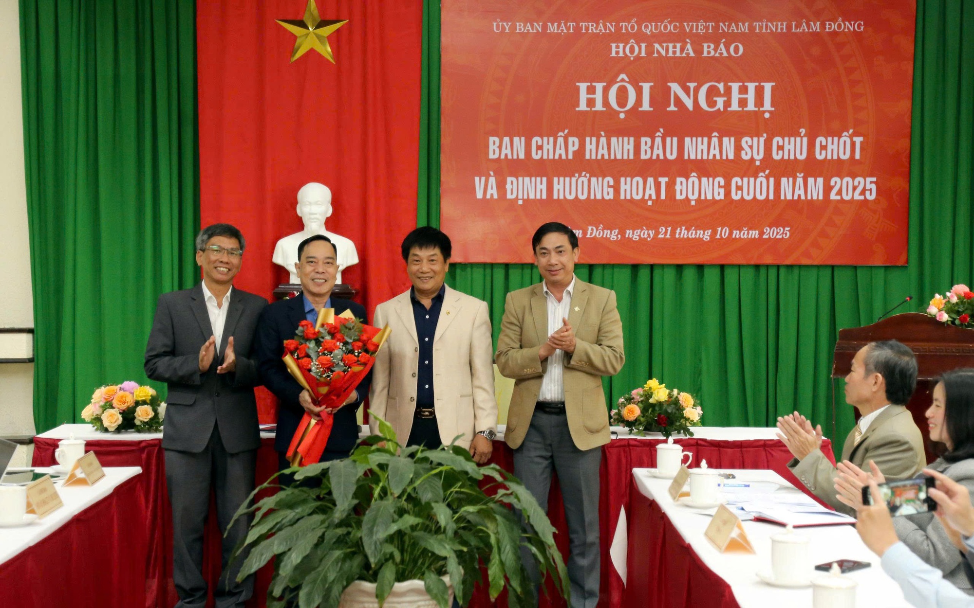 Nh&agrave; b&aacute;o Trần Nam Đ&ocirc;ng t&aacute;i đắc cử Chủ tịch Hội Nh&agrave; b&aacute;o tỉnh Đồng Nai - Ảnh 2.