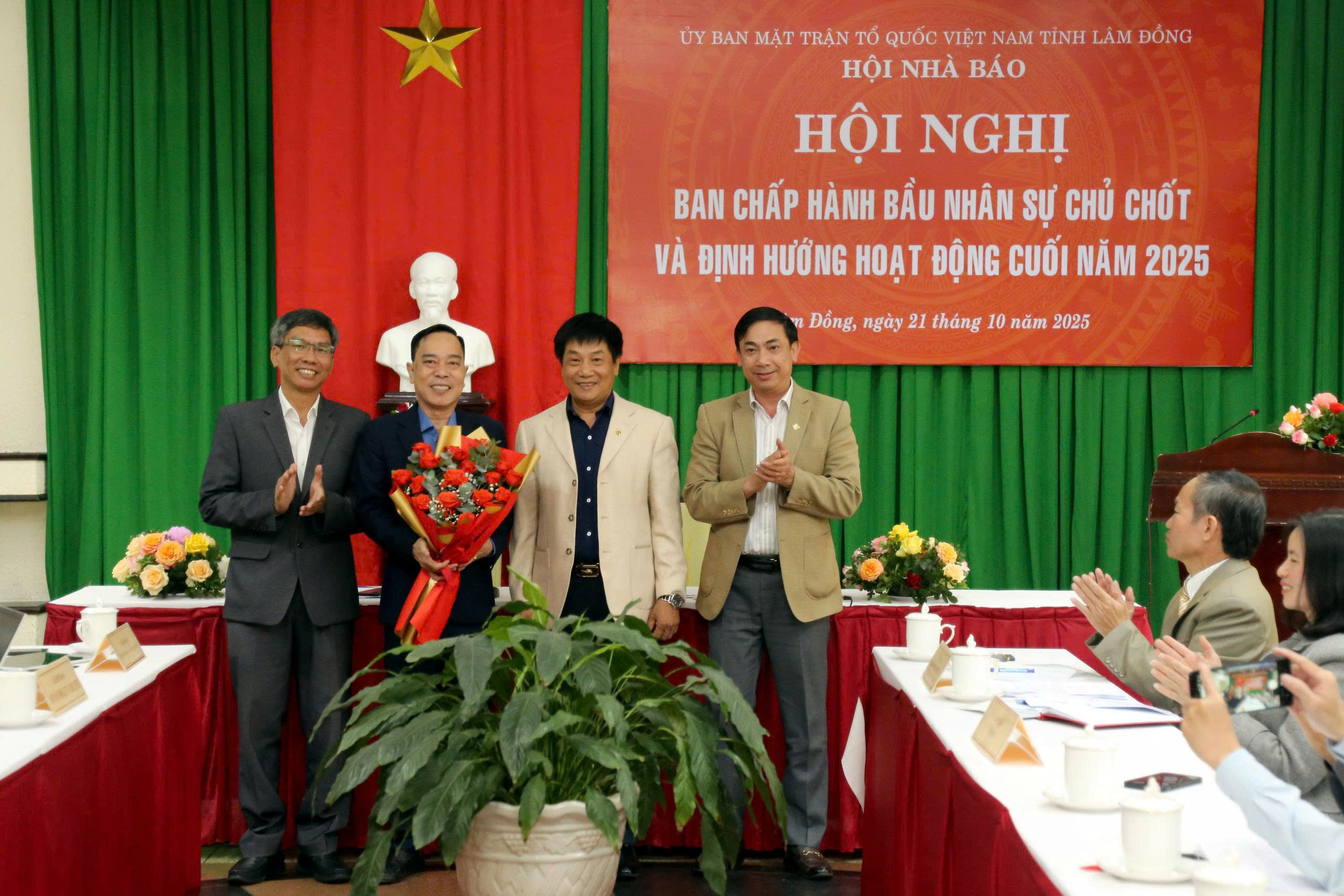 Ông Lê Huy Toàn được bầu làm Chủ tịch Hội Nhà báo tỉnh Lâm Đồng - Ảnh 1.