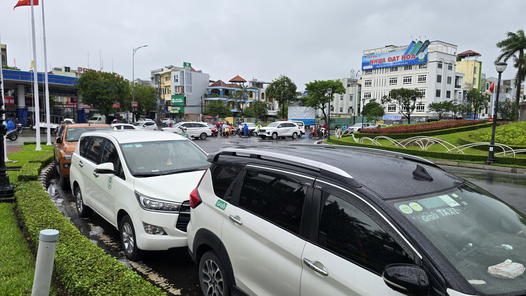 Lo mưa đặc biệt lớn, nhiều tài xế Đà Nẵng "mách" nhau đưa xe “giành chỗ” tránh ngập - Ảnh 4. Lo mưa đặc biệt lớn, nhiều tài xế Đà Nẵng "mách" nhau đưa xe “giành chỗ” tránh ngập - Ảnh 4.