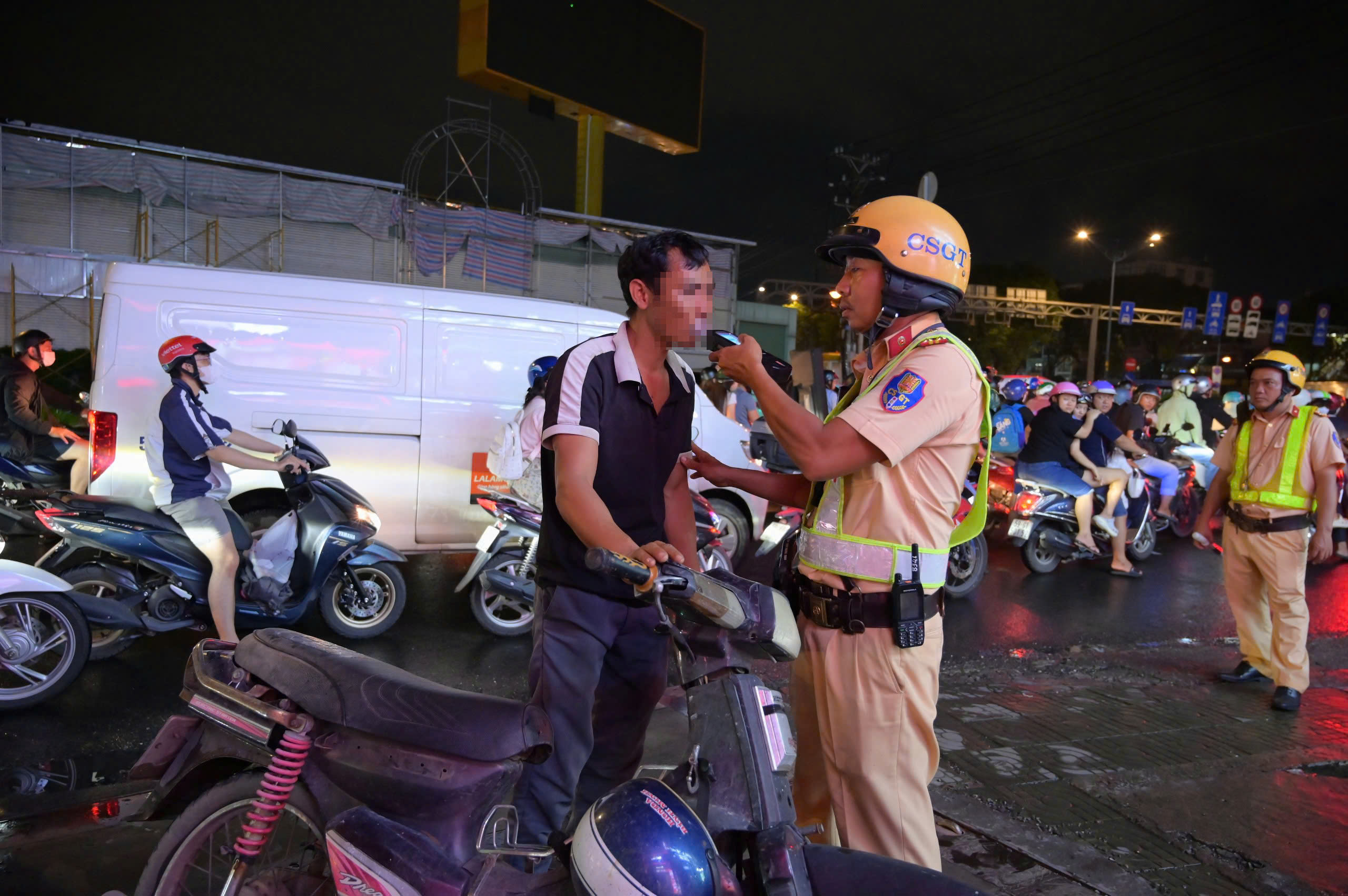 Khi "ma men" viện cớ - Ảnh 1. Khi "ma men" viện cớ - Ảnh 1.