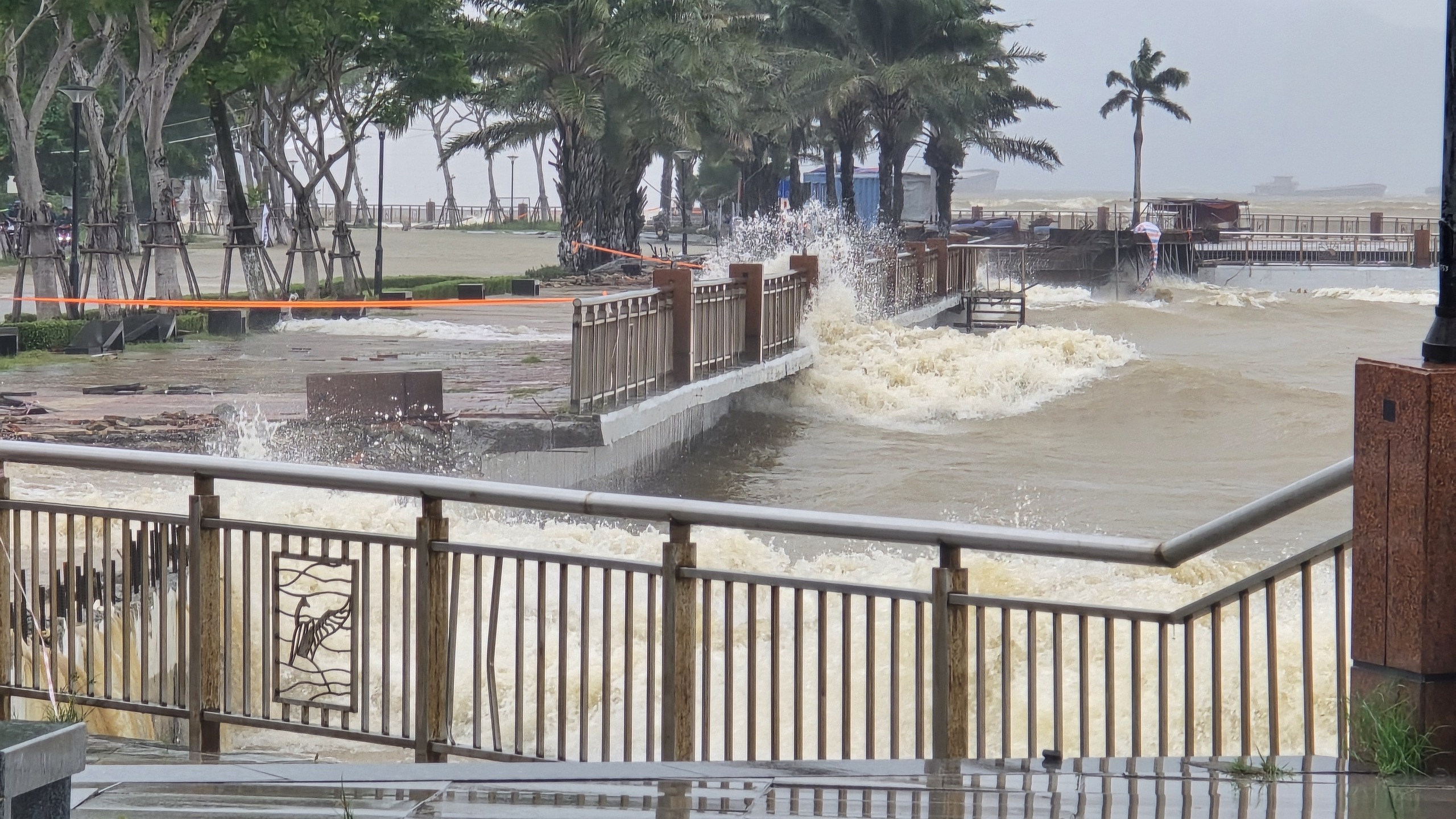 Sóng lớn tràn đường xé toạc bờ kè, Sở Xây dựng Đà Nẵng lên tiếng - Ảnh 1.