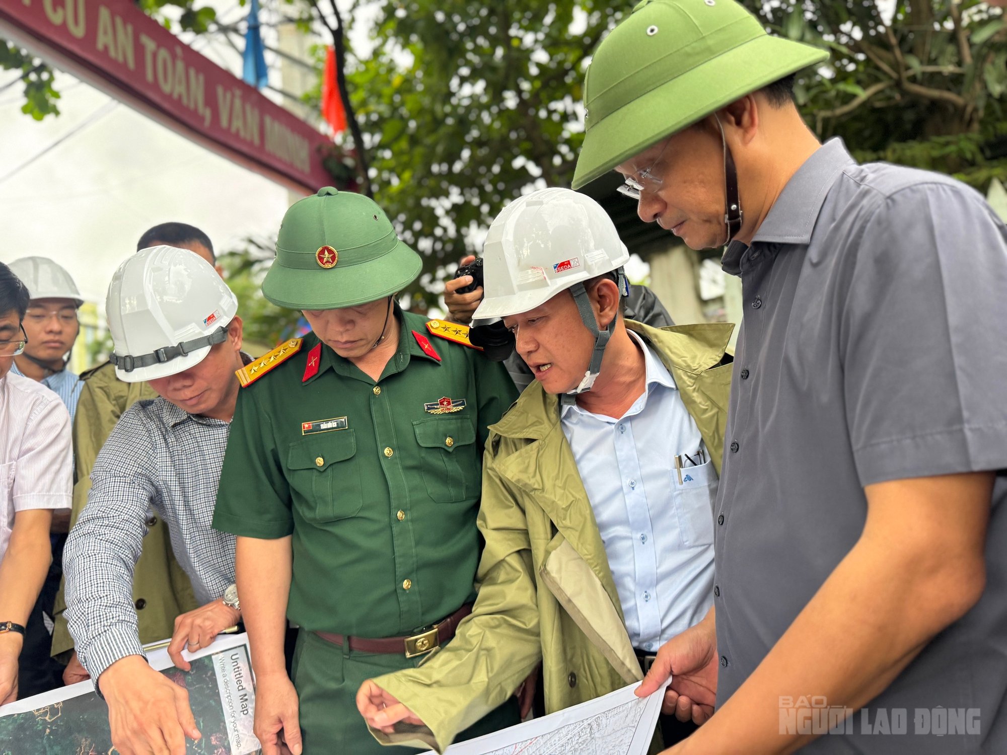 Bí thư Thành ủy Đà Nẵng Lê Ngọc Quang thị sát "rốn lũ" Mẹ Suốt - Ảnh 1. Bí thư Thành ủy Đà Nẵng Lê Ngọc Quang thị sát "rốn lũ" Mẹ Suốt - Ảnh 1.