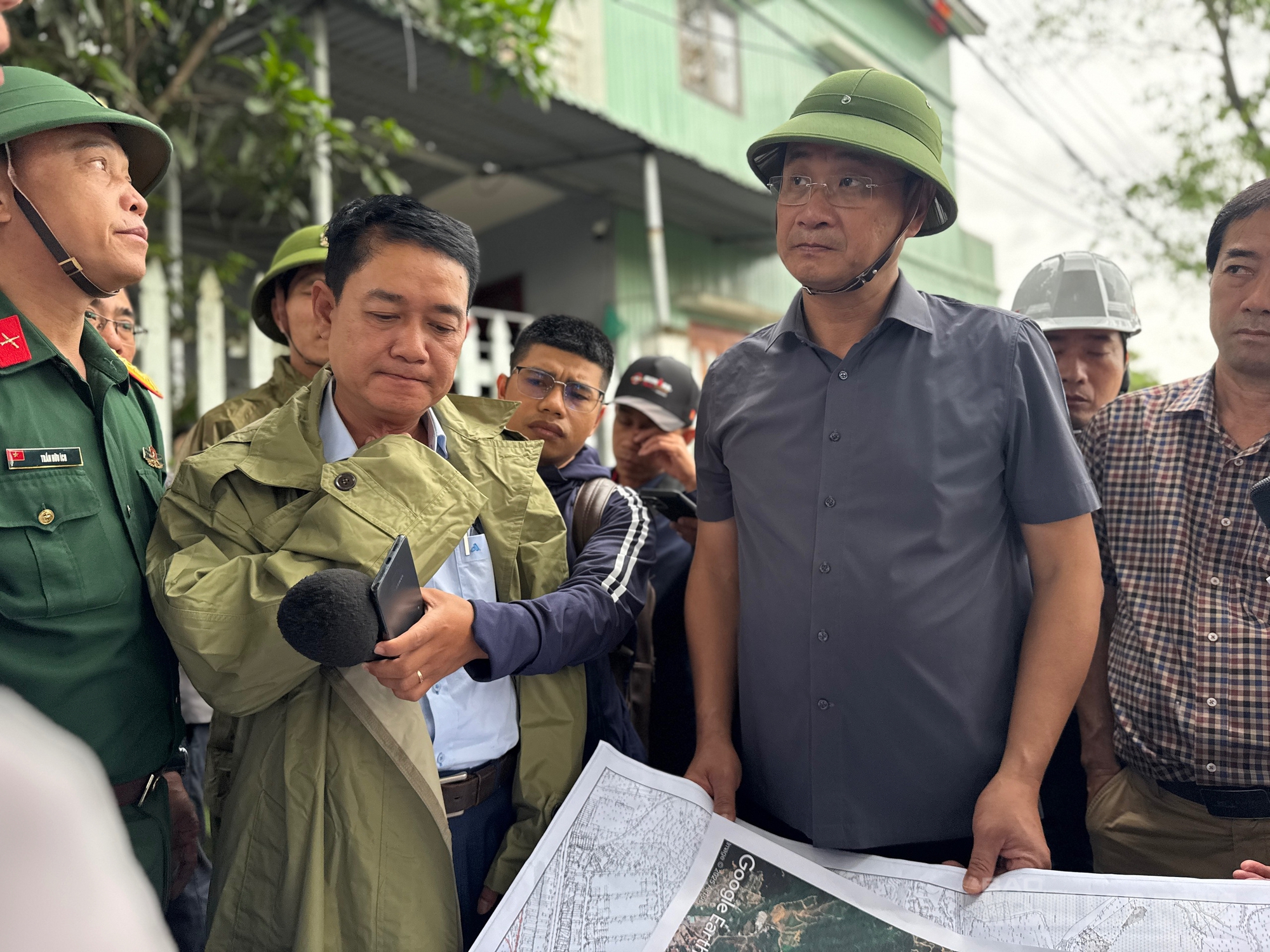 Bí thư Thành ủy Đà Nẵng Lê Ngọc Quang thị sát "rốn lũ" Mẹ Suốt - Ảnh 2. Bí thư Thành ủy Đà Nẵng Lê Ngọc Quang thị sát "rốn lũ" Mẹ Suốt - Ảnh 2.