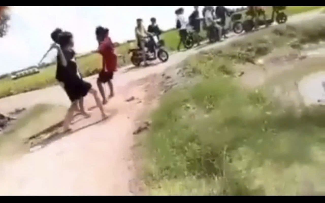 Nam sinh lớp 8 hành hung bạn rồi hất xuống hồ nước - Ảnh 2.