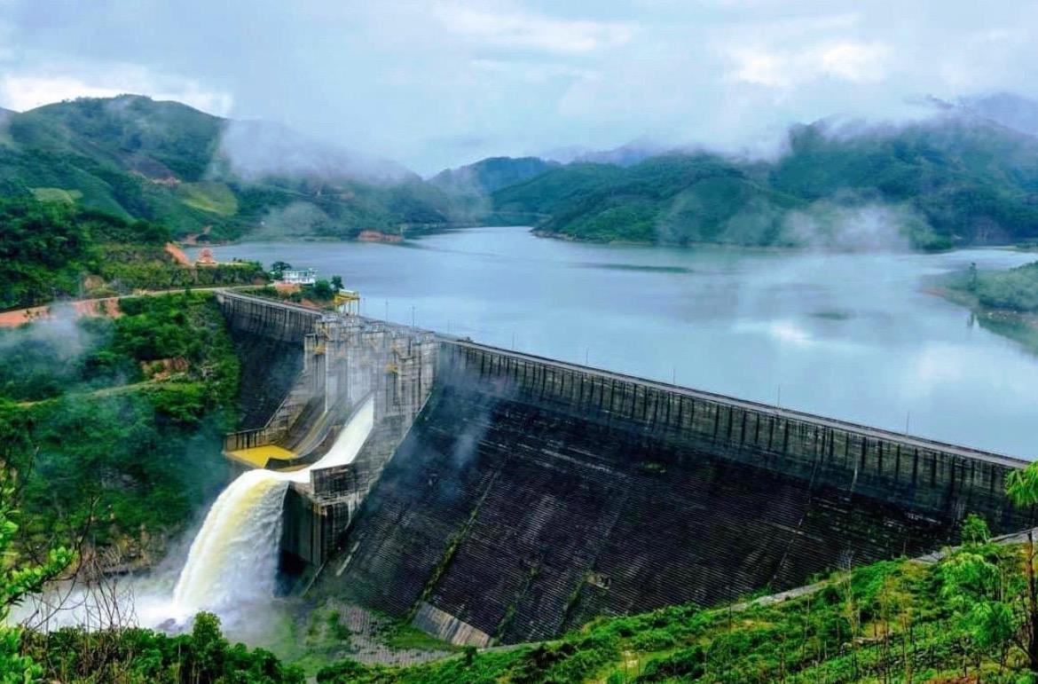 Chủ tịch tỉnh Quảng Ngãi yêu cầu thủy điện không để "no nước" mới xả lũ - Ảnh 2.