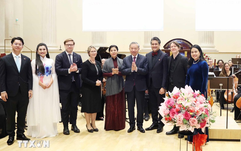 Phu nhân Tổng Bí thư thăm Thư viện Trung tâm Oodi và trao tặng “Tủ sách tiếng Việt” - Ảnh 2.