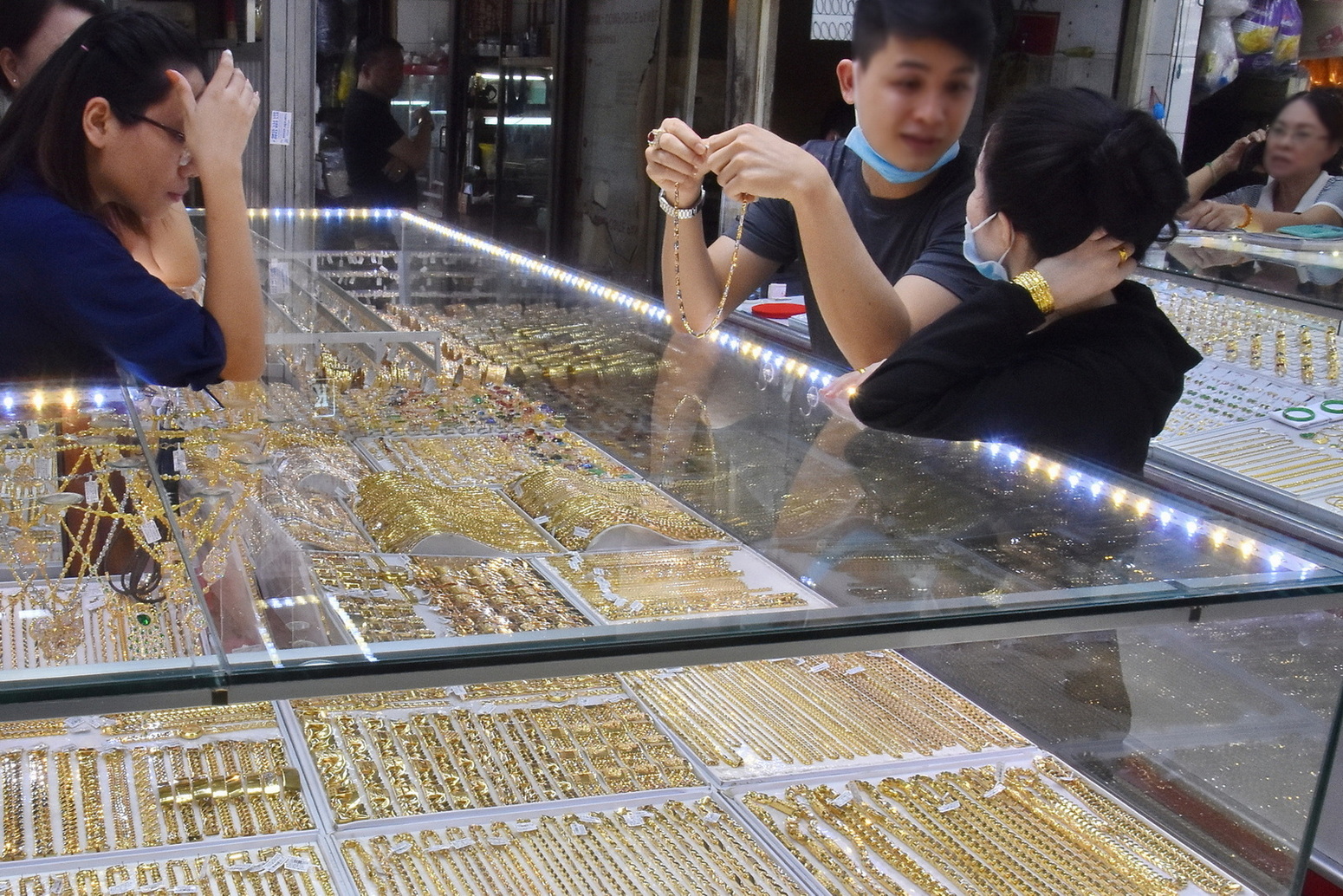 Giá vàng hôm nay 23-10: Vàng thế giới giảm mạnh, áp lực bán tháo tiếp diễn - Ảnh 1. Giá vàng hôm nay 23-10: Vàng thế giới giảm mạnh, áp lực bán tháo tiếp diễn - Ảnh 1.