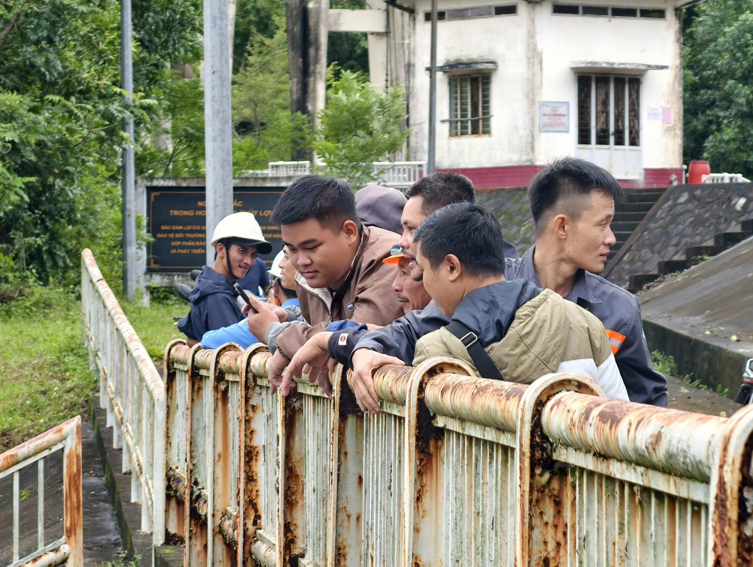 Người dân Đà Nẵng kéo nhau đi xem hồ Phú Ninh xả nước đón bão Thần Gió - Ảnh 12.