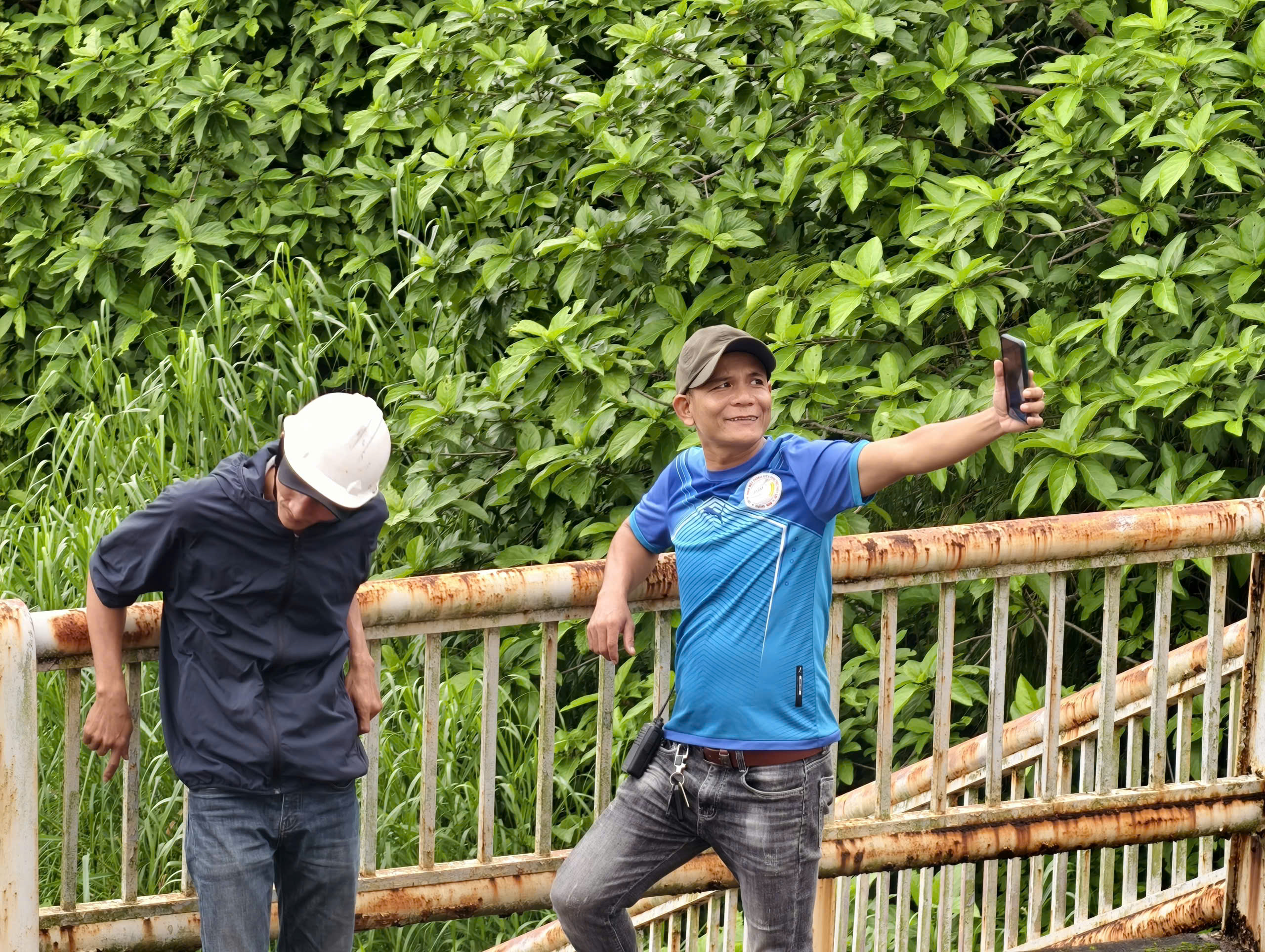 Người dân Đà Nẵng kéo nhau đi xem hồ Phú Ninh xả nước đón bão Thần Gió - Ảnh 4.