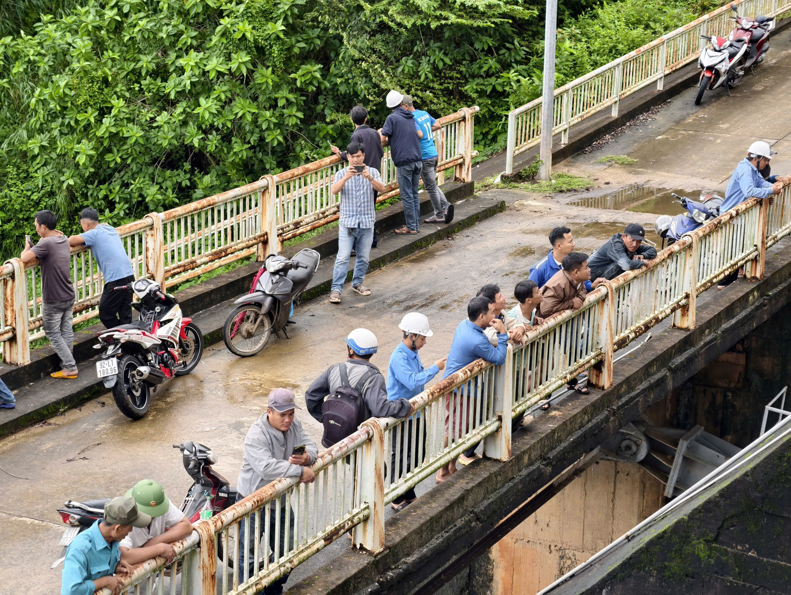 Người dân Đà Nẵng kéo nhau đi xem hồ Phú Ninh xả nước đón bão Thần Gió - Ảnh 10.