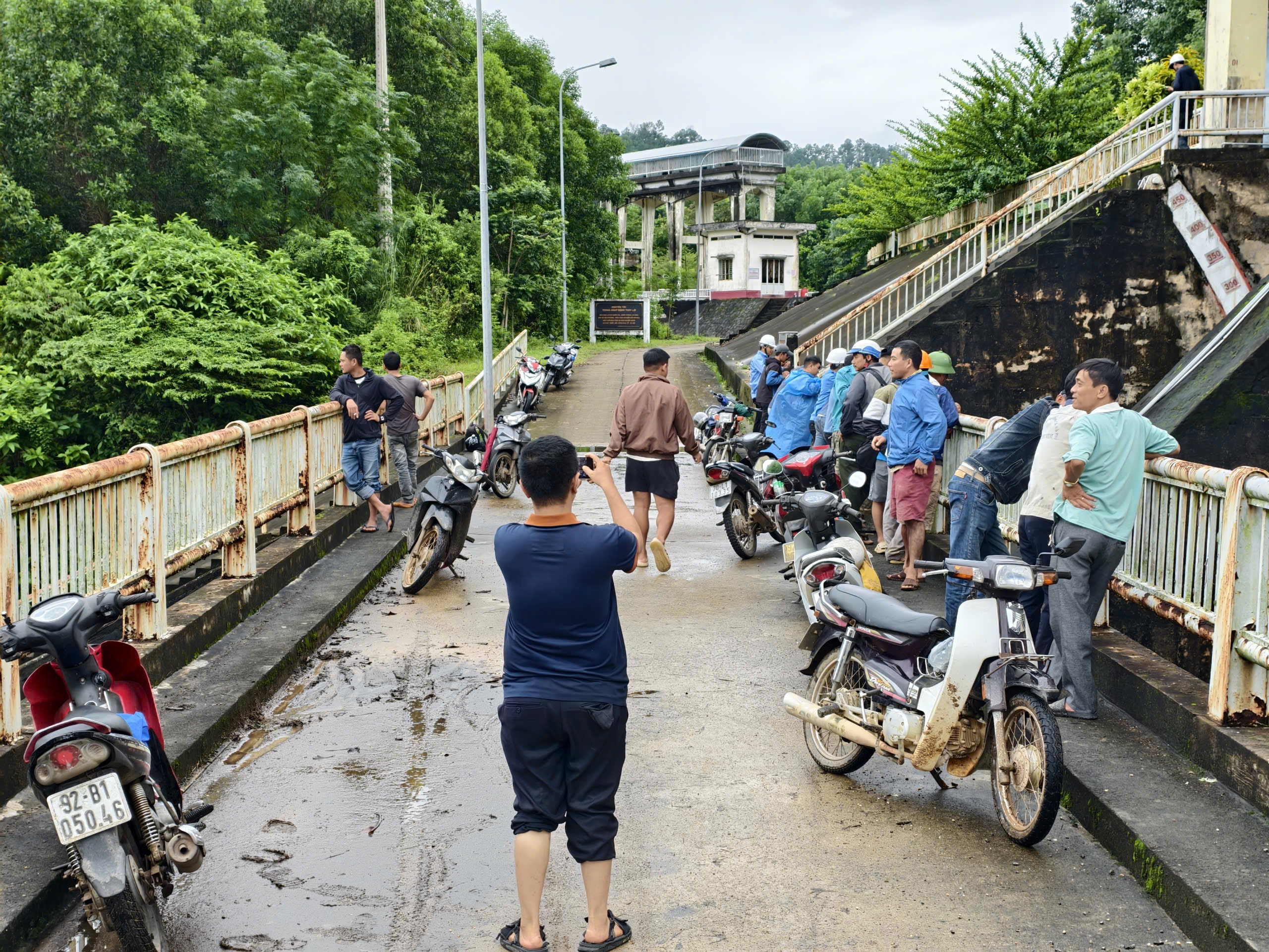 Người dân Đà Nẵng kéo nhau đi xem hồ Phú Ninh xả nước đón bão Thần Gió - Ảnh 5.
