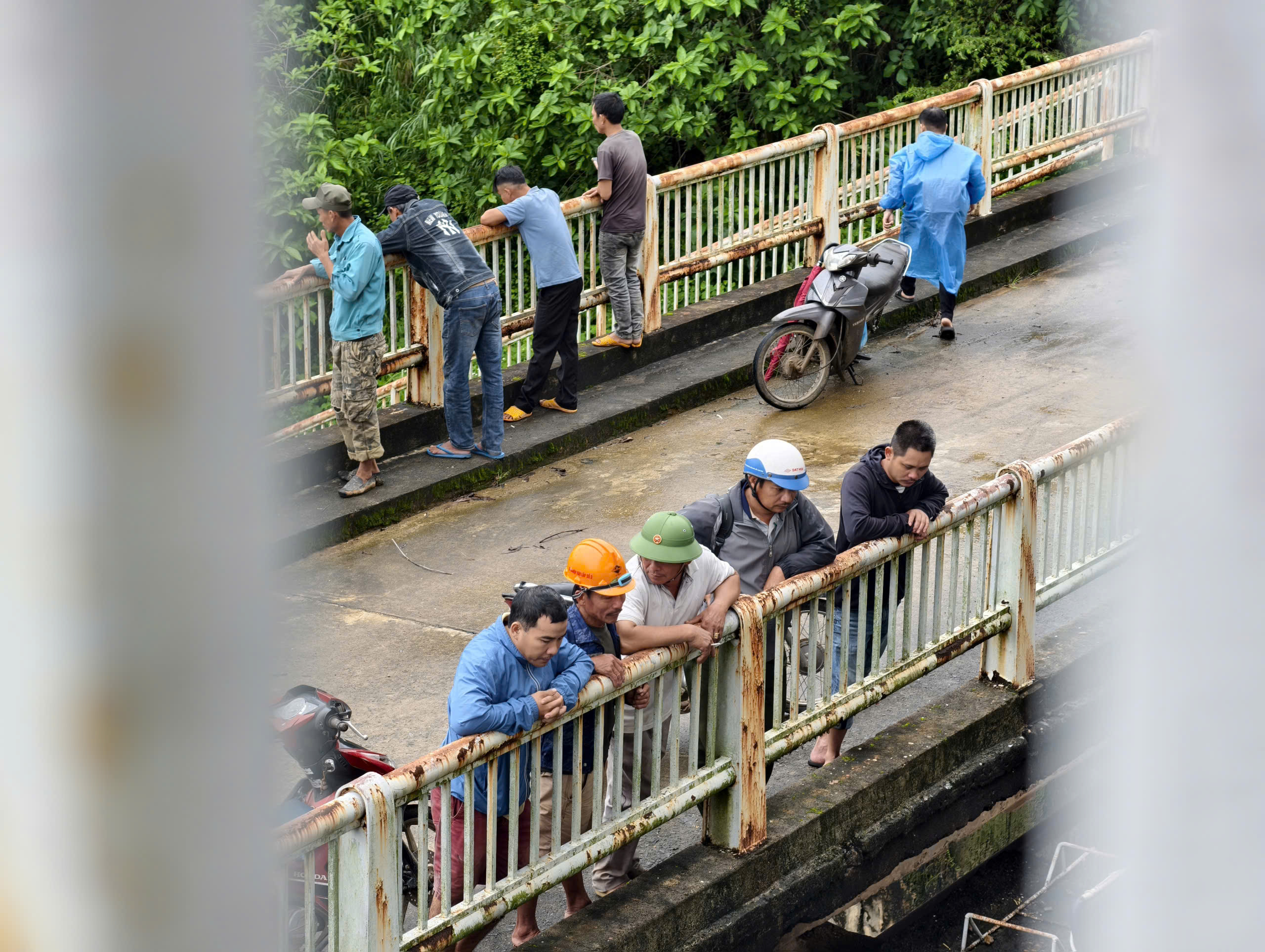 Người dân Đà Nẵng kéo nhau đi xem hồ Phú Ninh xả nước đón bão Thần Gió - Ảnh 8.