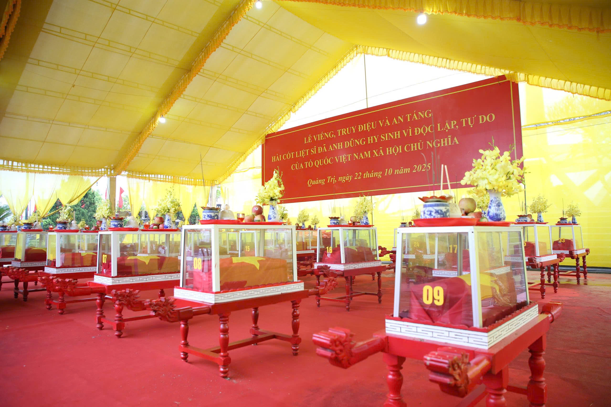 Lễ truy điệu 34 hài cốt liệt sĩ tại Thành cổ Quảng Trị và Trường Bồ Đề - Ảnh 4. Lễ truy điệu 34 hài cốt liệt sĩ tại Thành cổ Quảng Trị và Trường Bồ Đề - Ảnh 4.