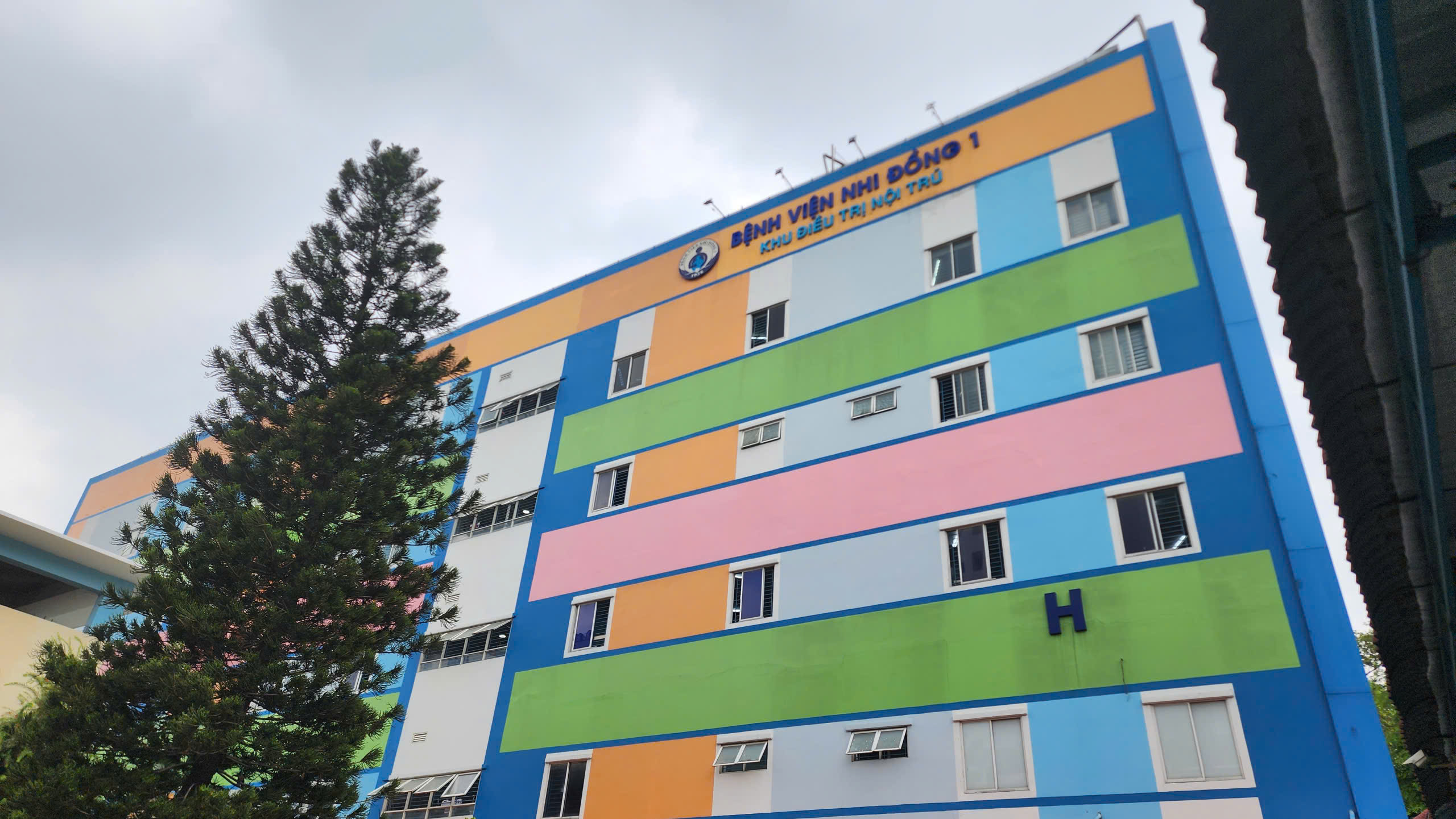 Vụ cháy ở Gia Lai cướp đi sinh mạng của cha mẹ, bé trai đang được điều trị tích cực - Ảnh 1.