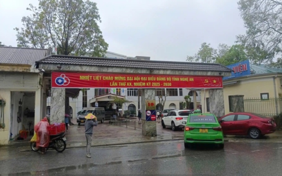 VIDEO: Giám đốc bệnh viên thông tin vụ người nhà bệnh nhân dùng dao tấn công khiến nhiều bị thương - Ảnh 1.
