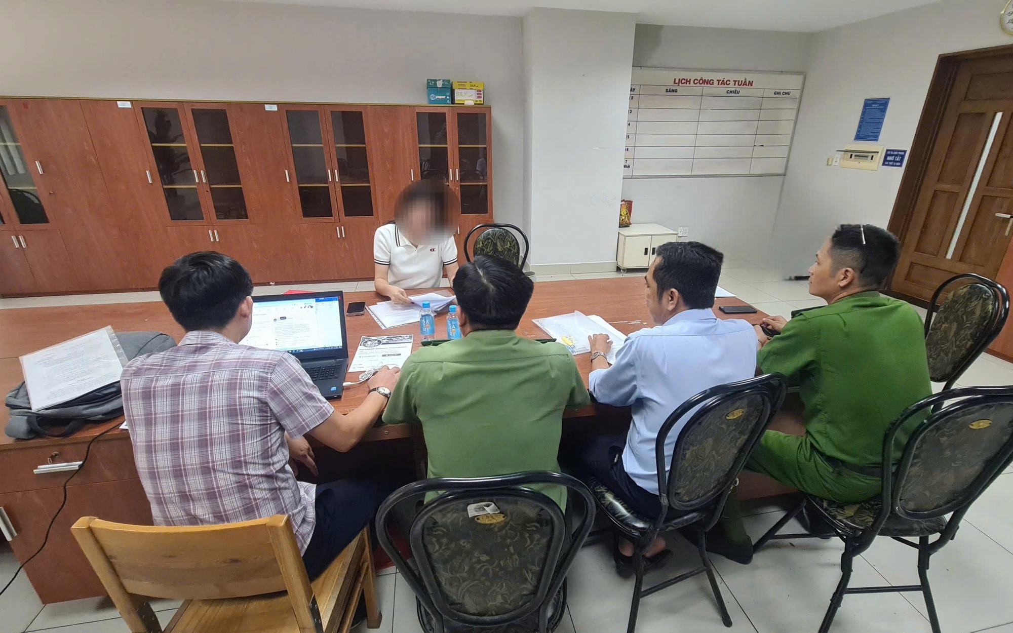 Công an TP HCM tìm nạn nhân lừa đảo phiếu nhận quà từ thiện - Ảnh 2.