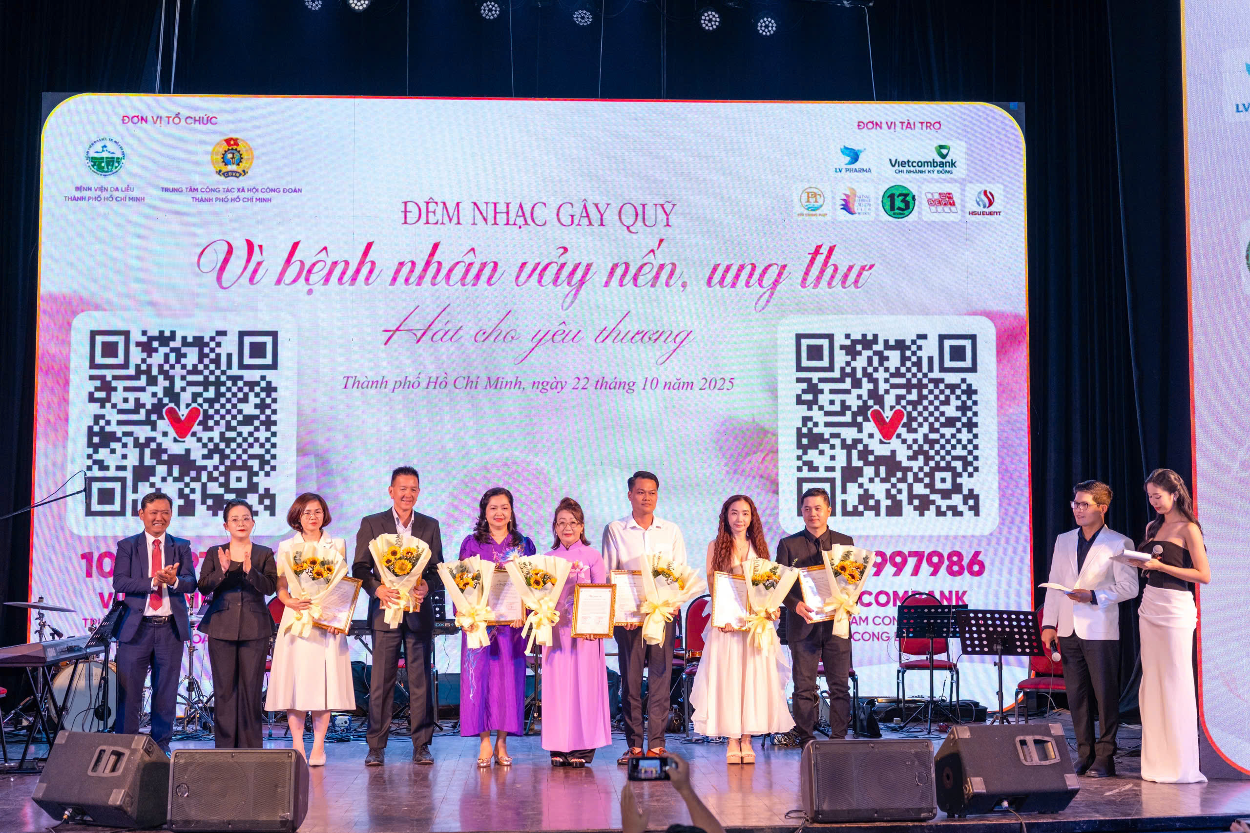 Ca sĩ Võ Hạ Trâm không nhận cát- xê, góp tiền cho bệnh nhân bị vảy nến - Ảnh 3.