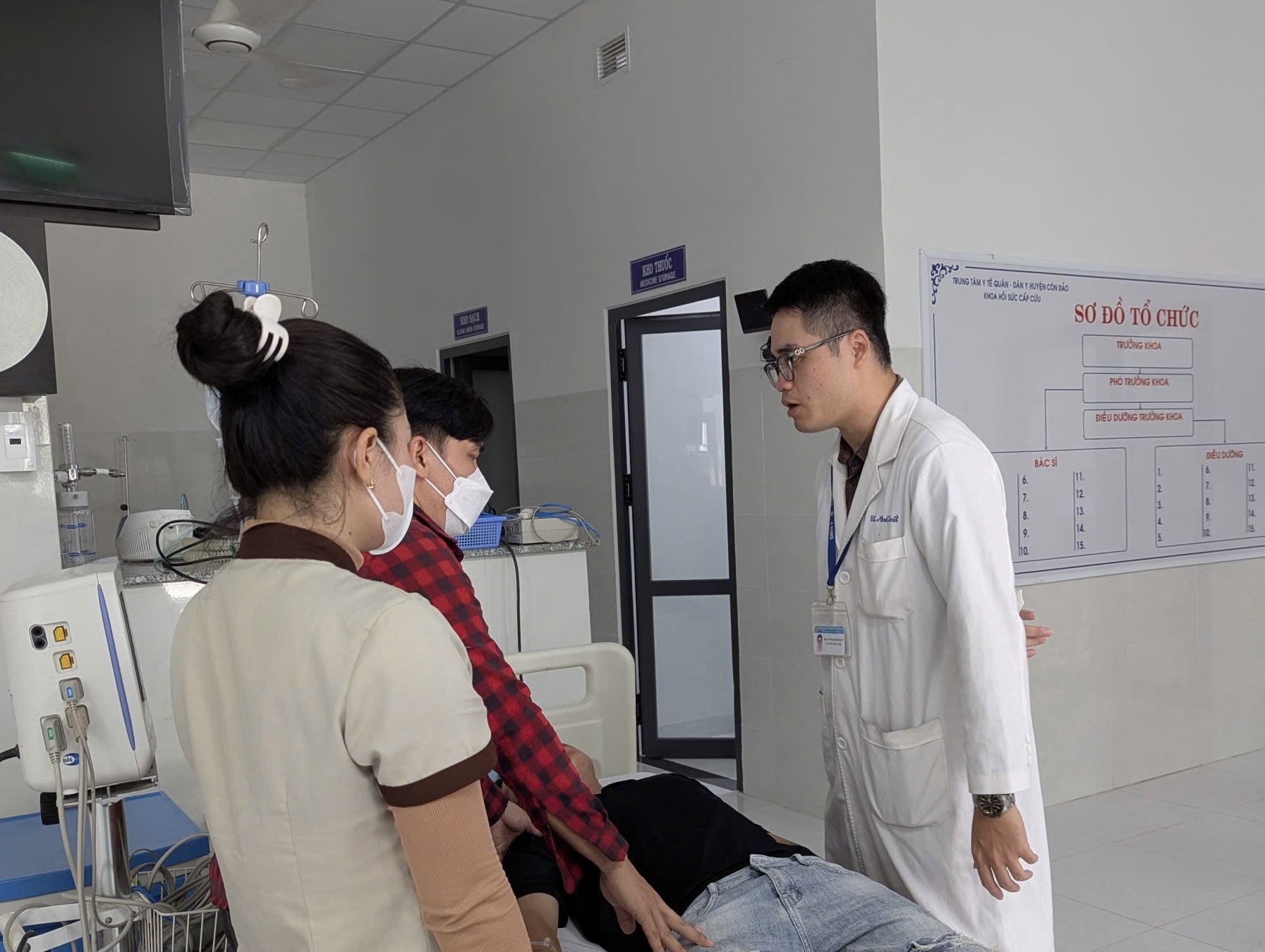 Nhiều ca bệnh nặng được phẫu thuật thành công ngay tại Côn Đảo - Ảnh 1.