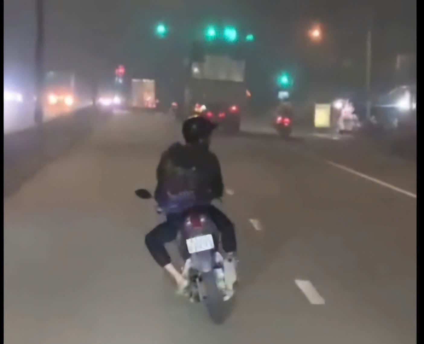 Người đàn ông lạng lách đánh võng trên Quốc lộ 13 bị xử phạt nặng nề - Ảnh 1. Người đàn ông lạng lách đánh võng trên Quốc lộ 13 bị xử phạt nặng nề - Ảnh 1.