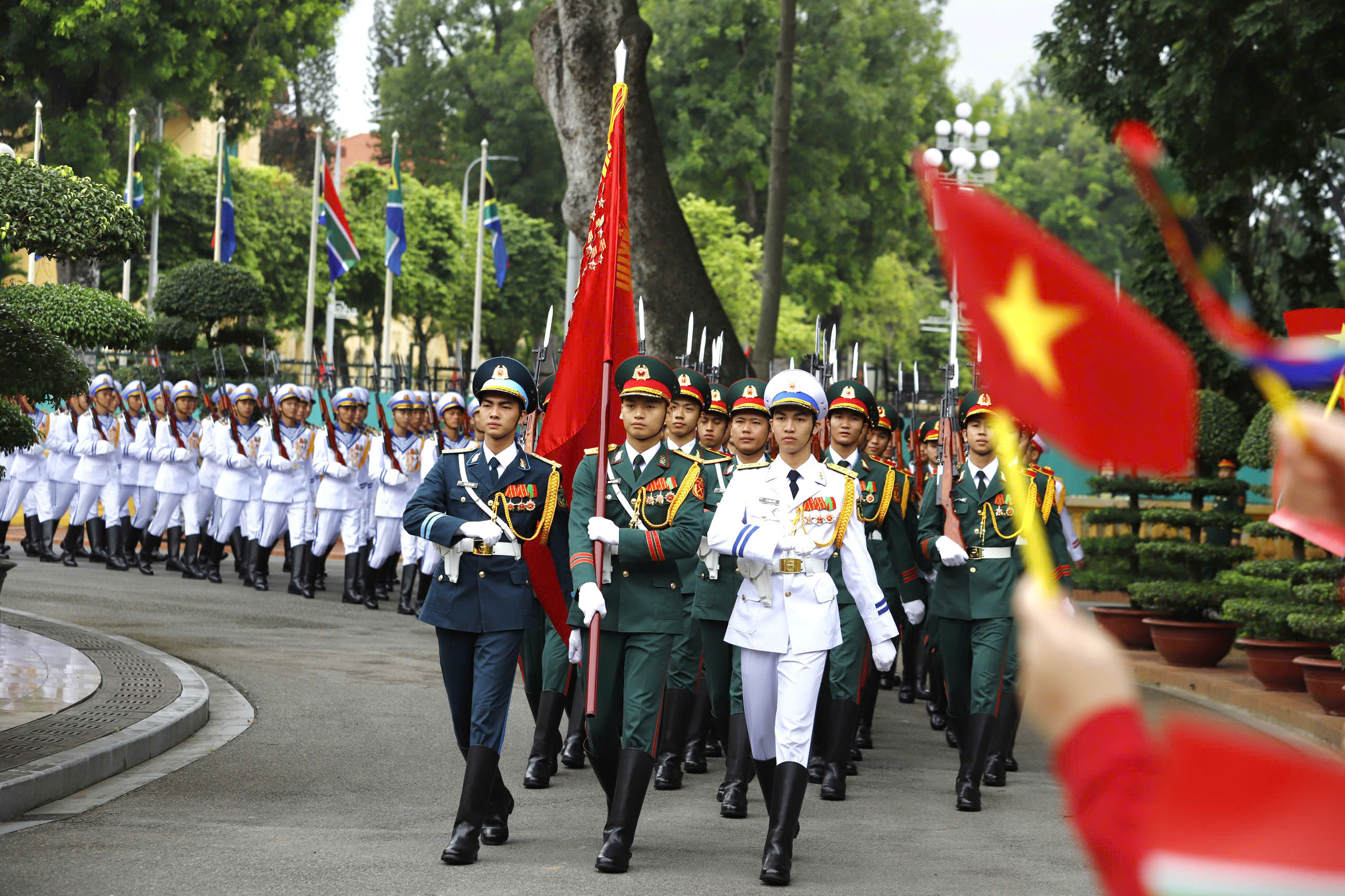 Chủ tịch nước Lương Cường đón, hội đàm với Tổng thống Nam Phi - Ảnh 2.