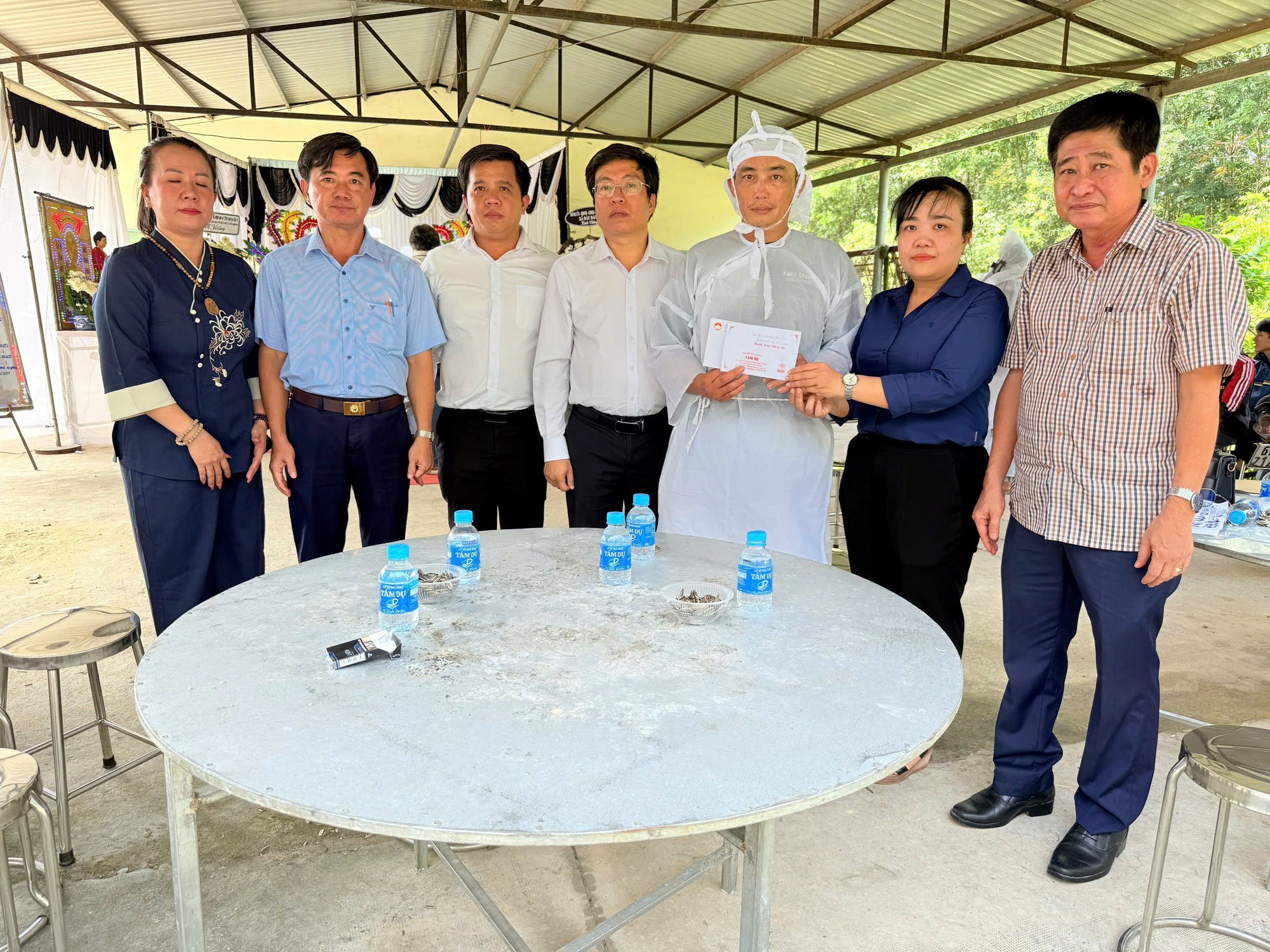 TP HCM chia sẻ, động viên và hỗ trợ gia đình cụ bà 79 tuổi bị nước cuốn trôi - Ảnh 1. TP HCM chia sẻ, động viên và hỗ trợ gia đình cụ bà 79 tuổi bị nước cuốn trôi - Ảnh 1.