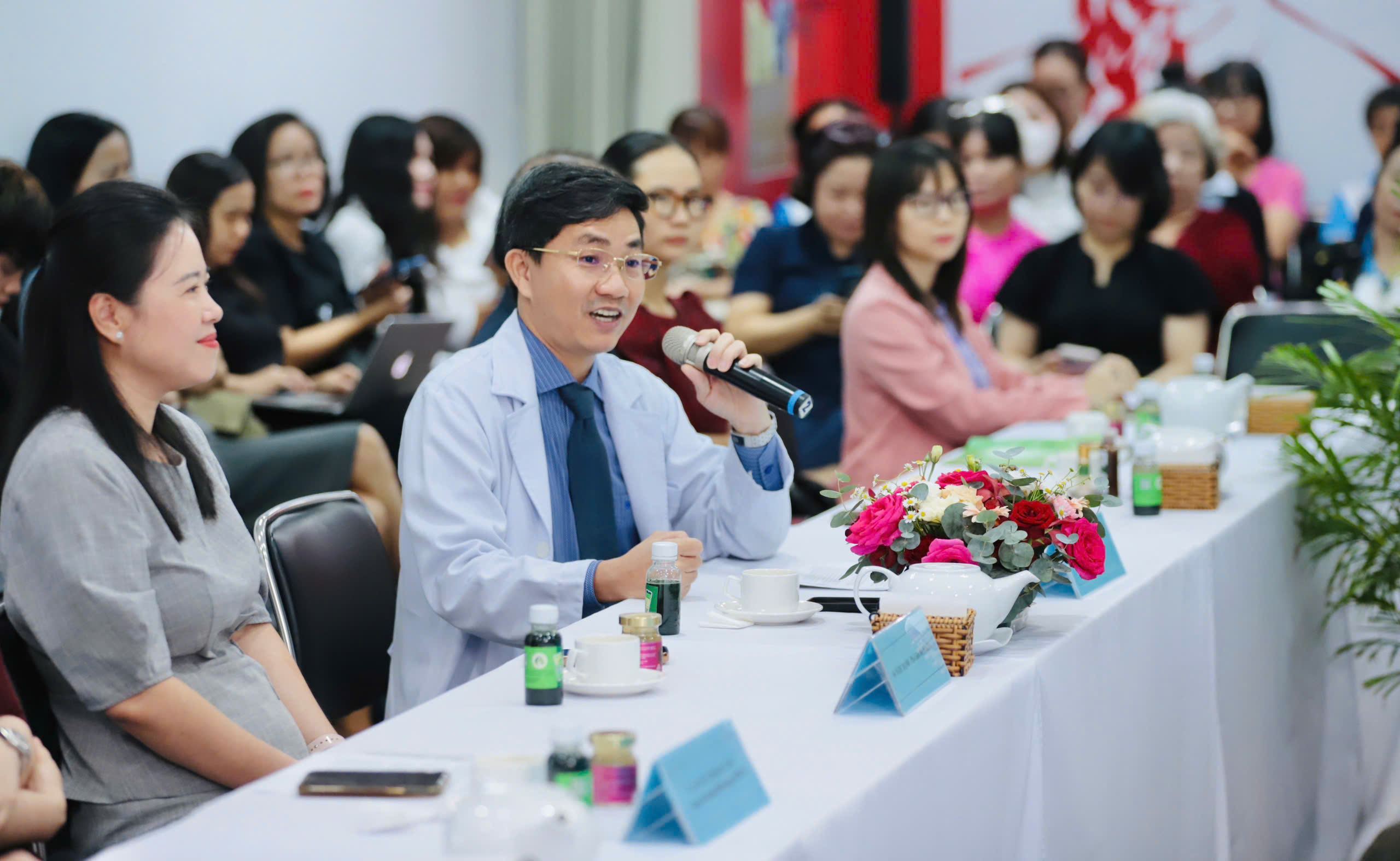 Mê làm đẹp, nhiều phụ nữ trở thành bản sao của người khác - Ảnh 2.