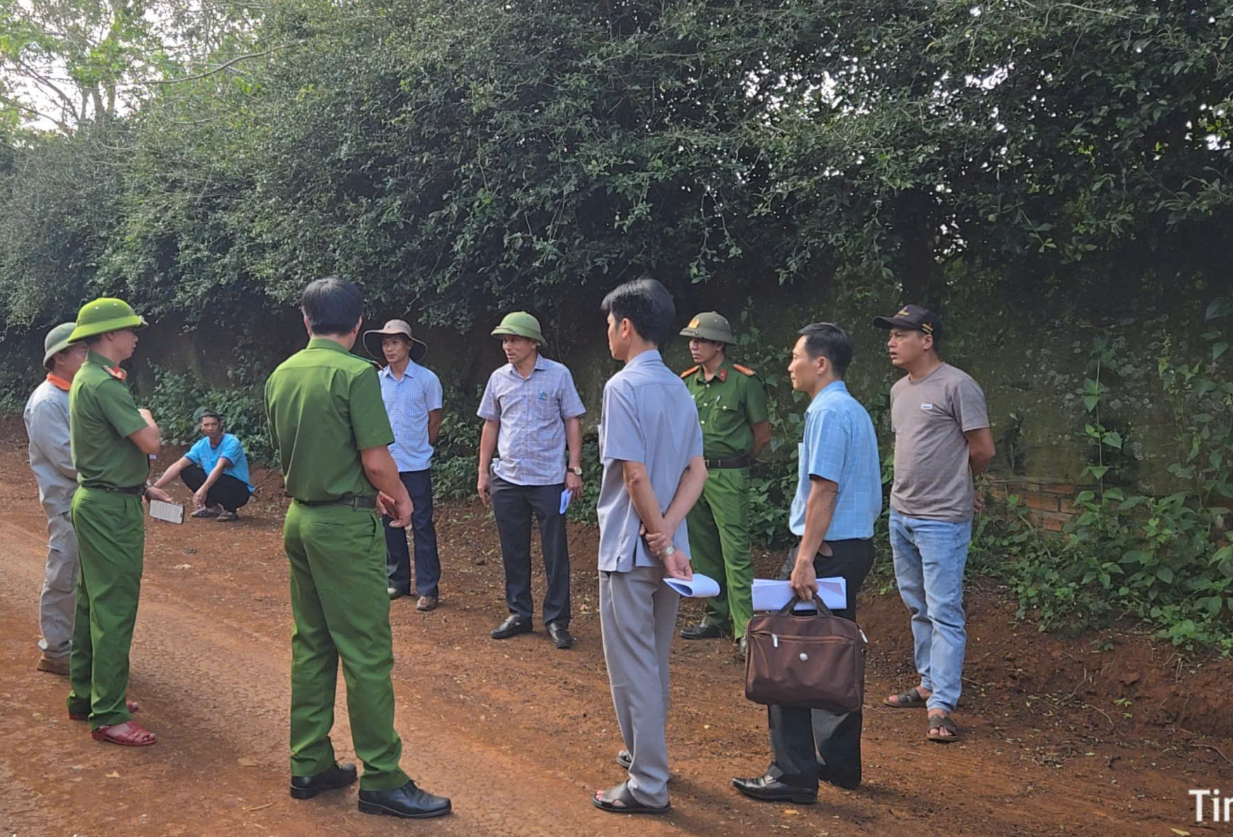 Doanh nghiệp đào đất trái phép , chở hàng ngàn m3 đi nơi khác Tại Đắk Lắk - Ảnh 2. Doanh nghiệp đào đất trái phép , chở hàng ngàn m3 đi nơi khác Tại Đắk Lắk - Ảnh 2.