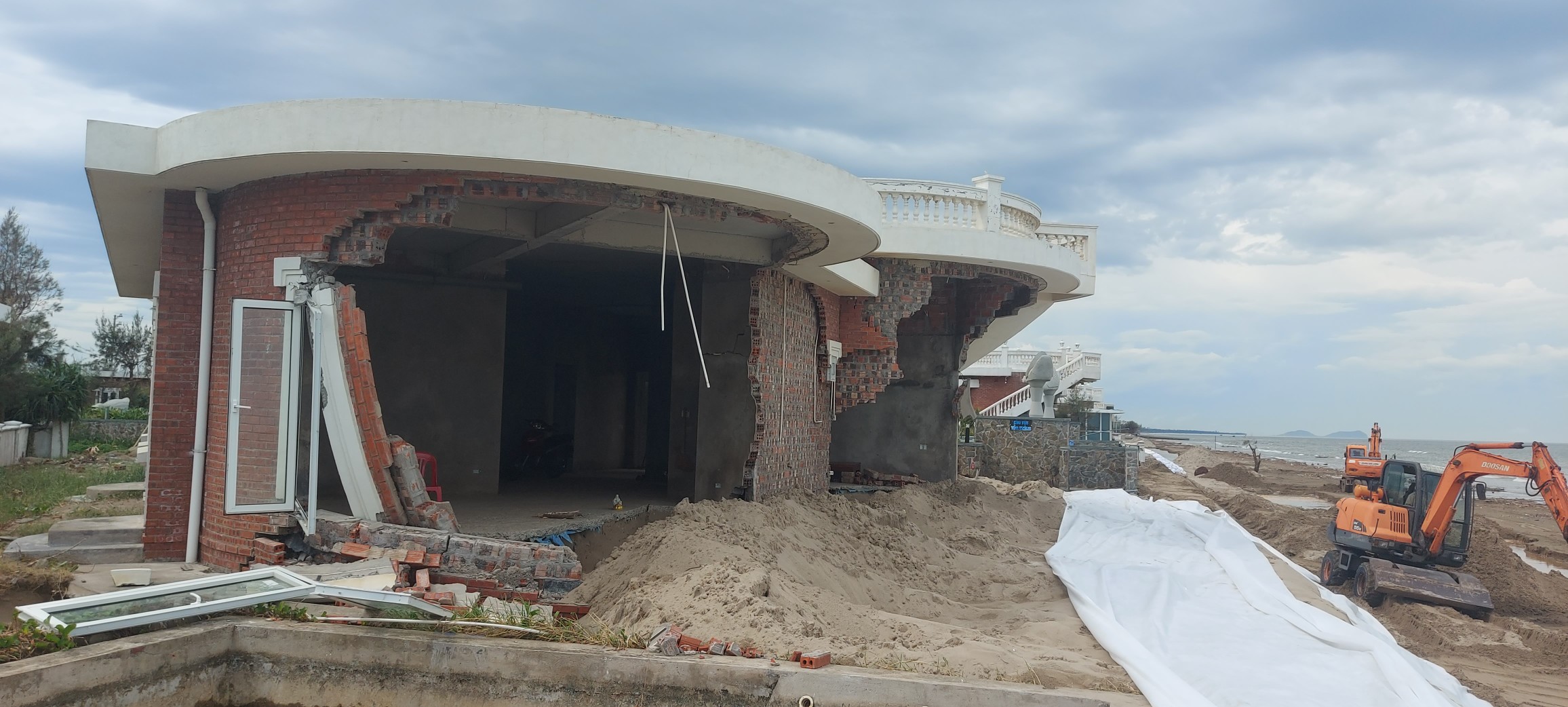 Cận cảnh hàng loạt biệt thự giáp biển ở Hà Tĩnh bị bão Bualoi đánh sập - Ảnh 11.