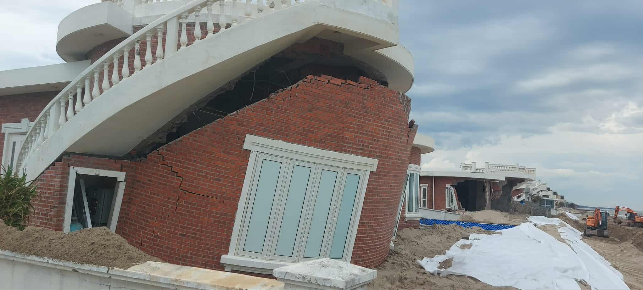 Cận cảnh hàng loạt biệt thự giáp biển ở Hà Tĩnh bị bão Bualoi đánh sập - Ảnh 4.