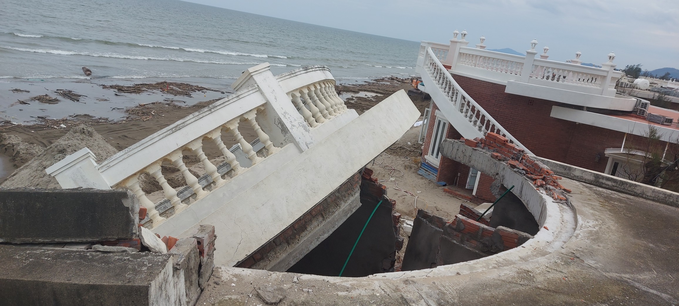 Cận cảnh hàng loạt biệt thự giáp biển ở Hà Tĩnh bị bão Bualoi đánh sập - Ảnh 7.