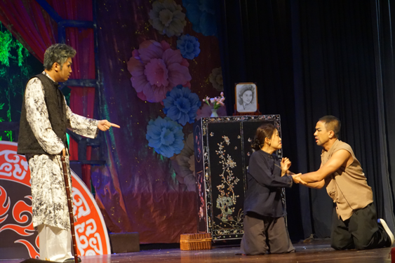 Premiul Mai Vang - Nominalizat la categoria „Piesă de teatru”: Punere în scenă inteligentă, ritm vioi - Fotografia 4. Giải Mai Vàng - Đề cử hạng mục