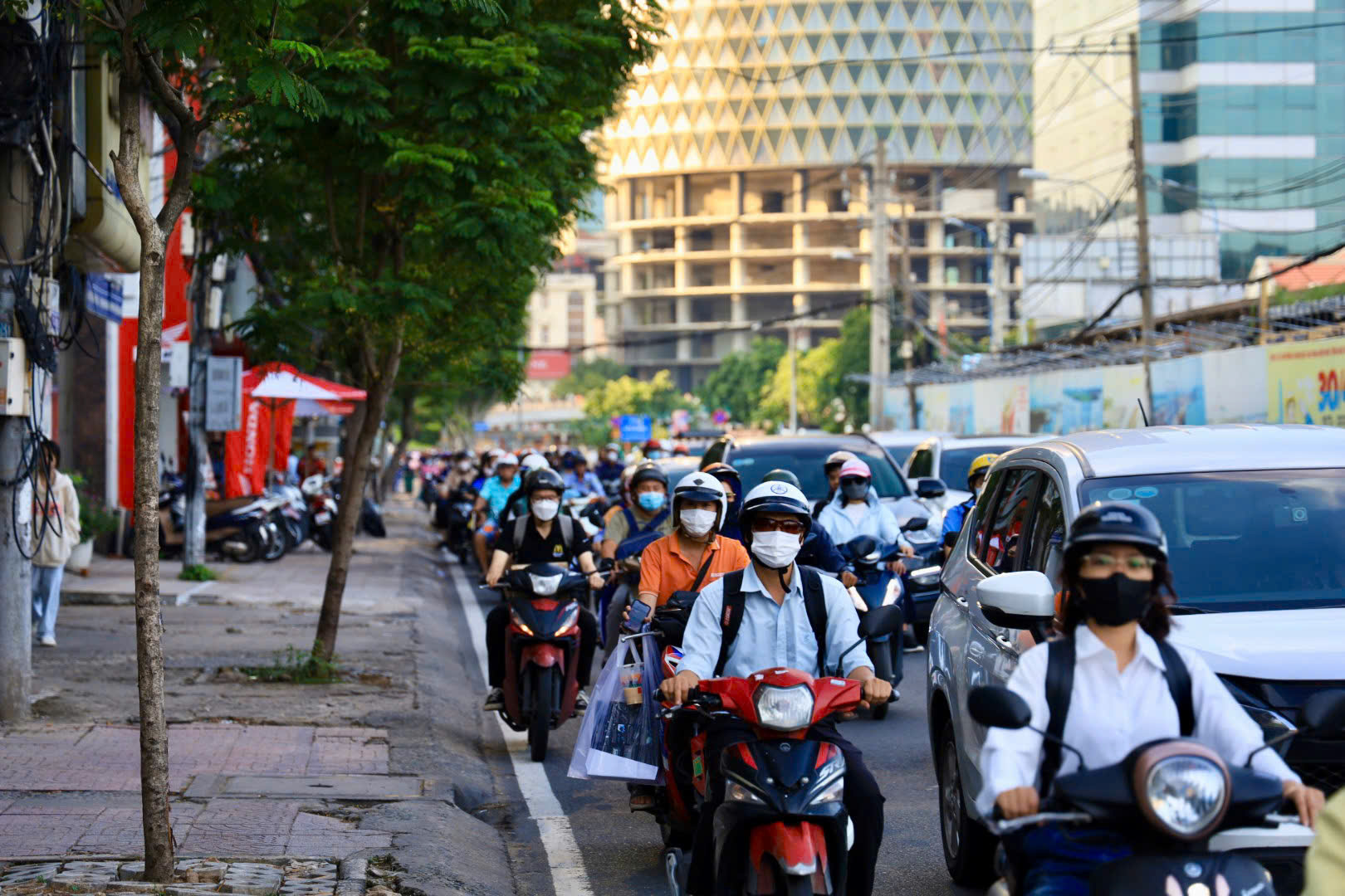 Gần 3.000 tỉ mở rộng đường Nguyễn Tất Thành, xây cầu Tân Thuận mới - Ảnh 1.