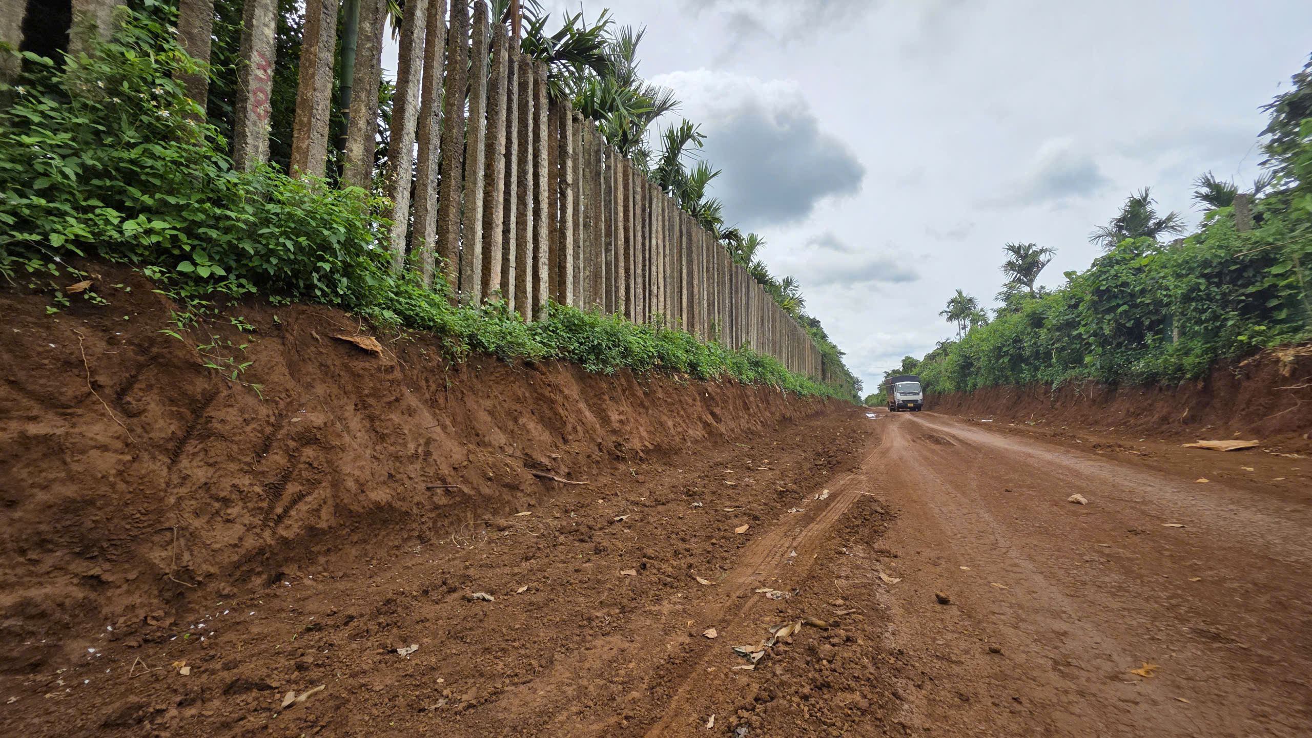 Cung cấp hồ sơ điều tra vụ đào đường lấy đất khó hiểu ở Đắk Lắk - Ảnh 1. Cung cấp hồ sơ điều tra vụ đào đường lấy đất khó hiểu ở Đắk Lắk - Ảnh 1.