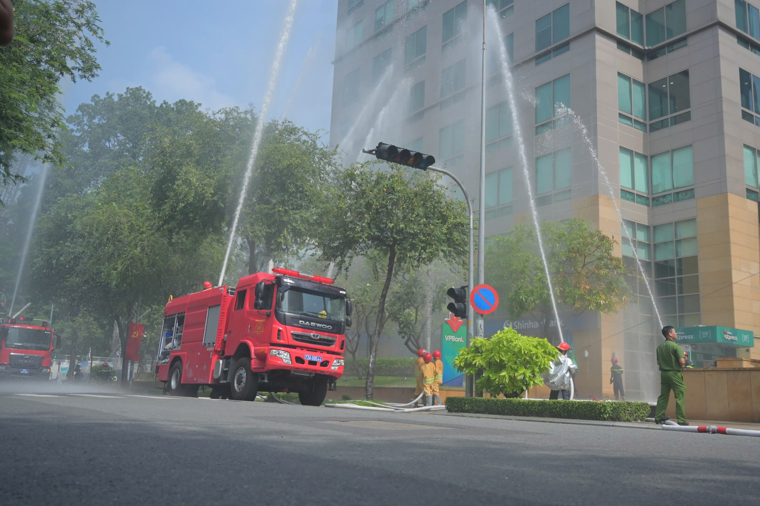 Huy động 3.000 người tham gia diễn tập chữa cháy tại toà nhà mPlaza Saigon - Ảnh 1.