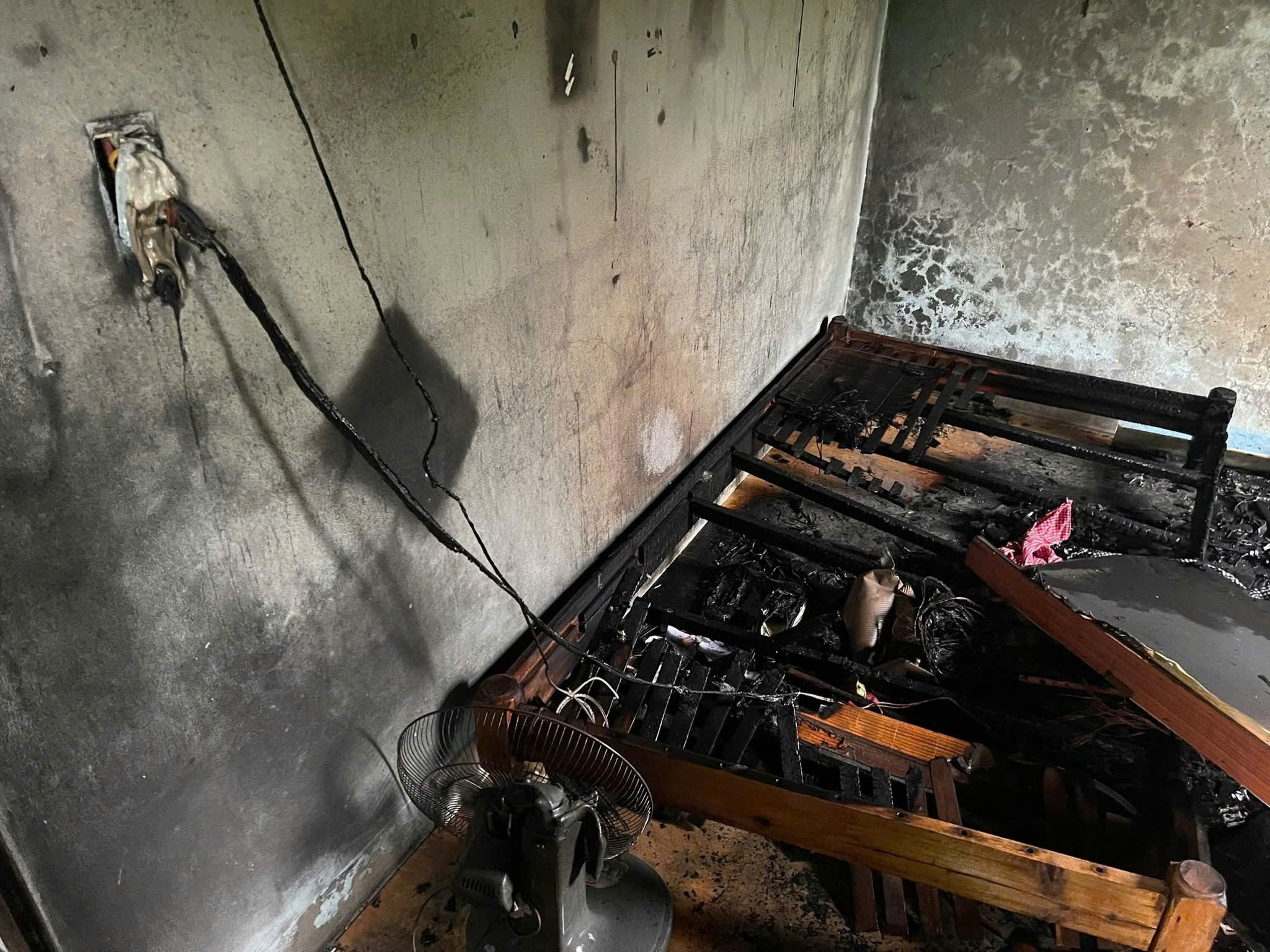 Điện thoại phát nổ trong lúc sạc, nhiều tài sản bị thiêu rụi - Ảnh 1. Điện thoại phát nổ trong lúc sạc, nhiều tài sản bị thiêu rụi - Ảnh 1.
