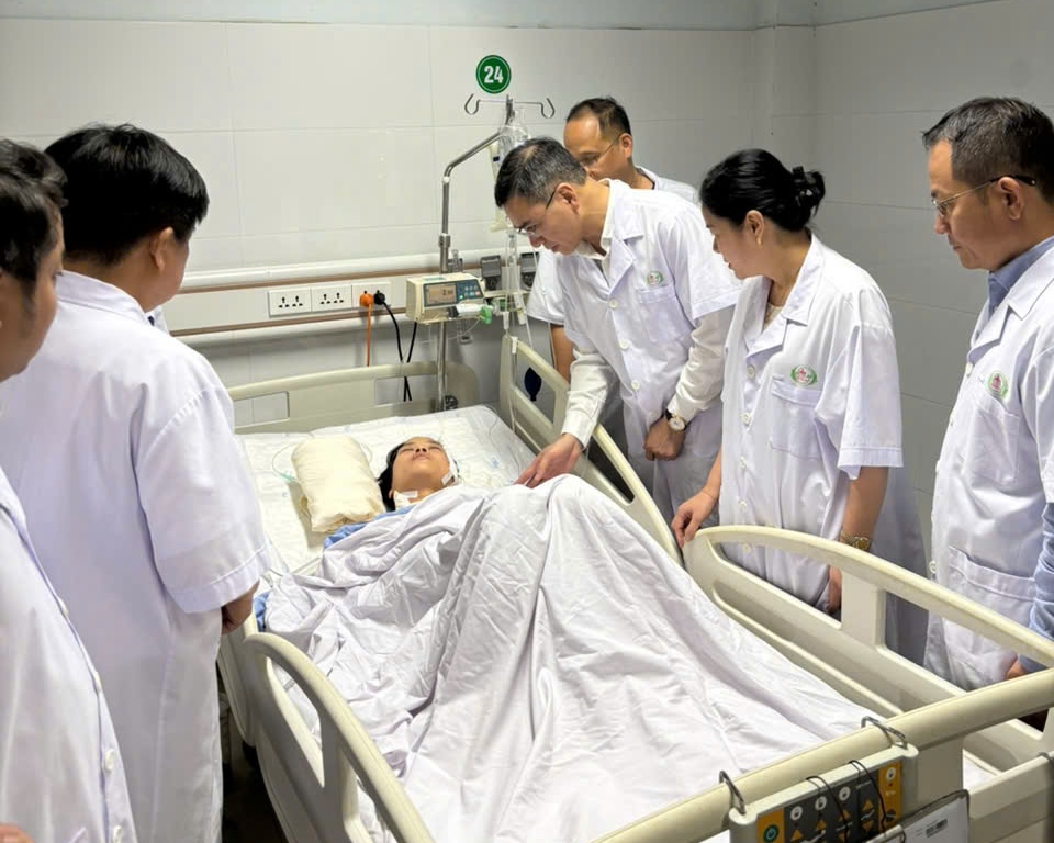 Bộ trưởng Bộ Y tế khen nhân viên cứu trẻ sơ sinh trong vụ truy sát ở Nghệ An - Ảnh 1.