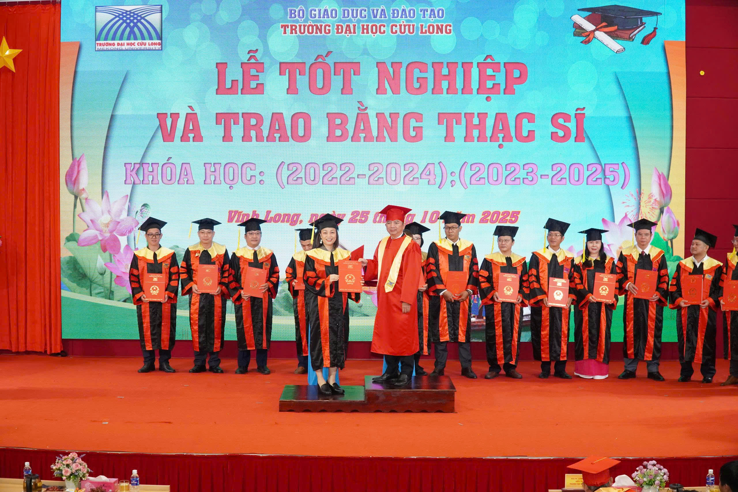 Trường ĐH Cửu Long trao bằng tốt nghiệp cho 224 tân thạc sĩ - Ảnh 7.