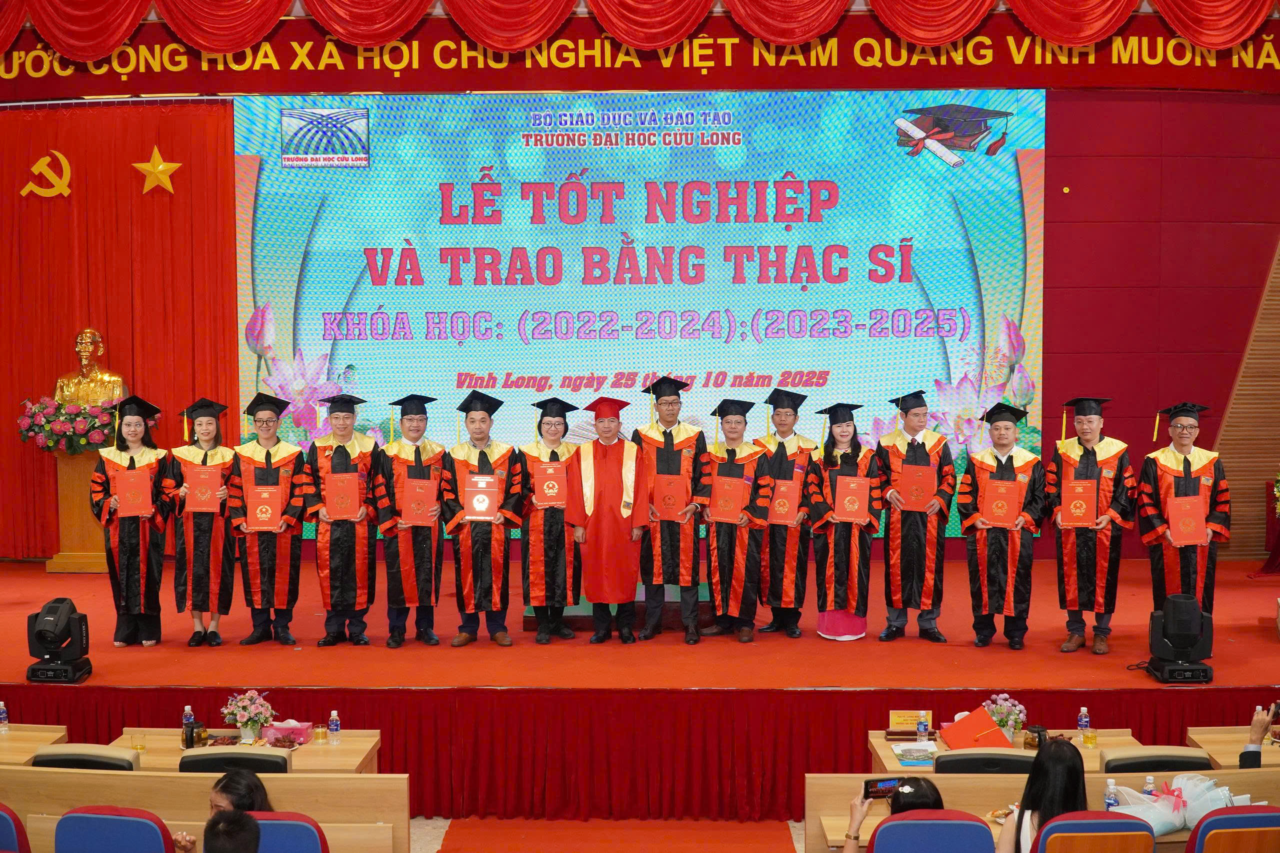 Trường ĐH Cửu Long trao bằng tốt nghiệp cho 224 tân thạc sĩ - Ảnh 12.