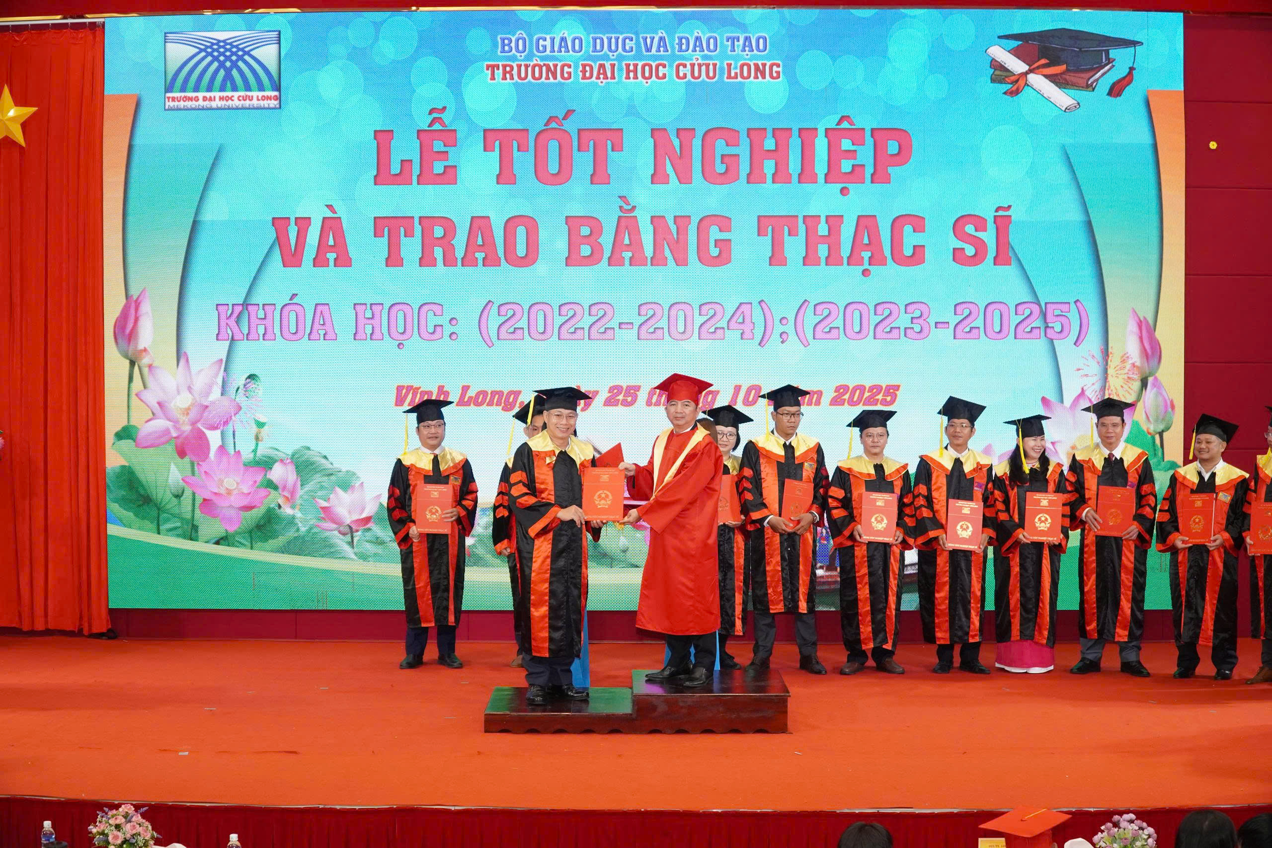 Trường ĐH Cửu Long trao bằng tốt nghiệp cho 224 tân thạc sĩ - Ảnh 9.