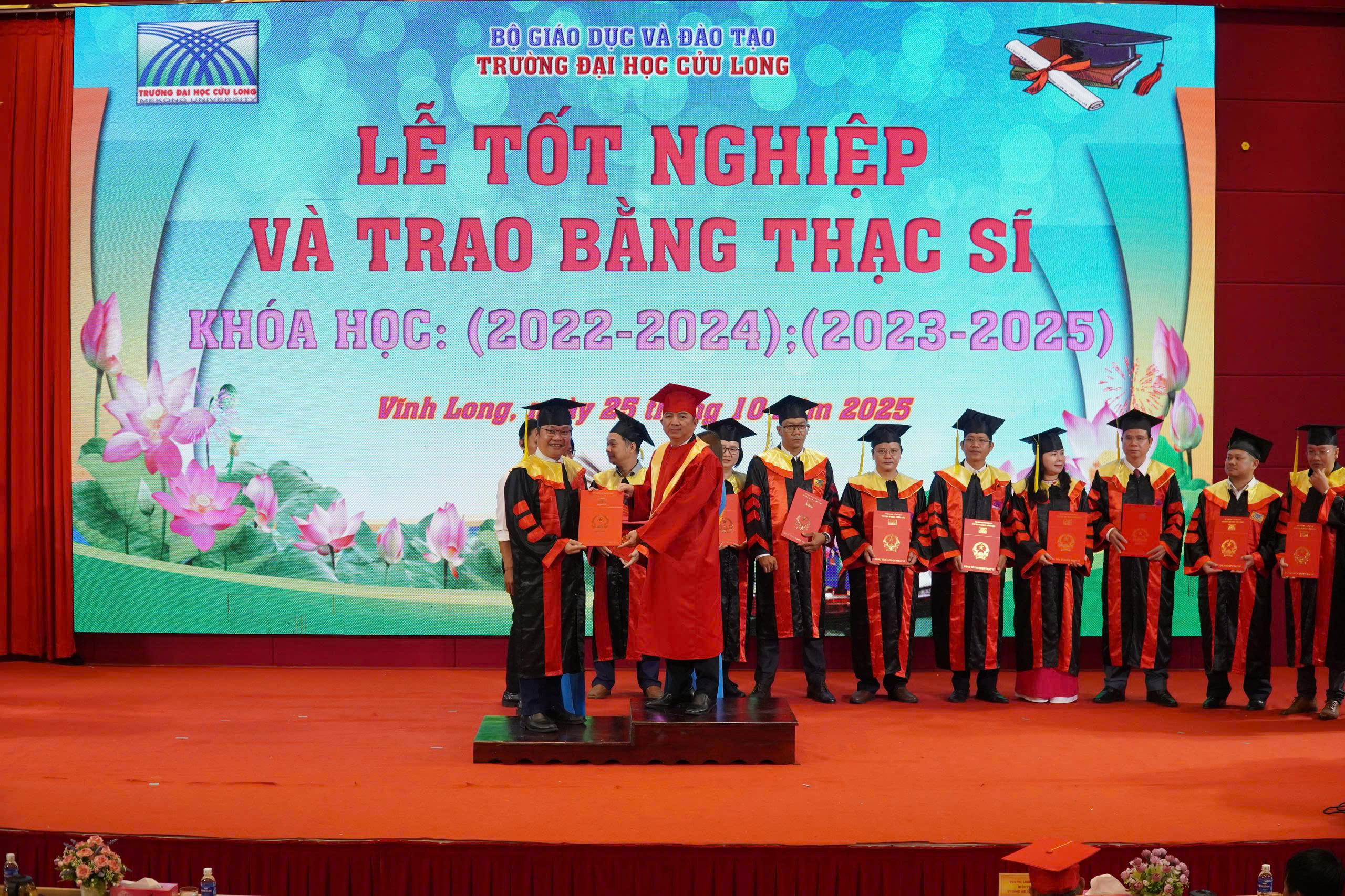 Trường ĐH Cửu Long trao bằng tốt nghiệp cho 224 tân thạc sĩ - Ảnh 10.