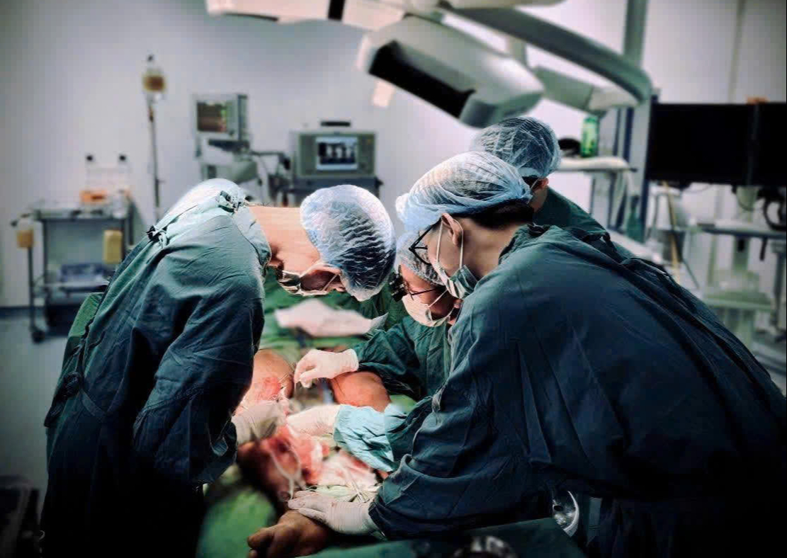 Chạy đua thực hiện ca đại phẫu, giữ lại đôi chân cho chàng trai 17 tuổi - Ảnh 2.