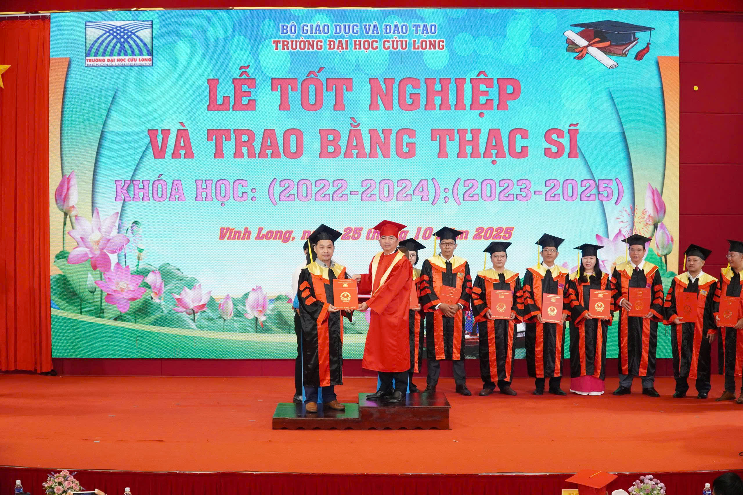 Trường ĐH Cửu Long trao bằng tốt nghiệp cho 224 tân thạc sĩ - Ảnh 7.