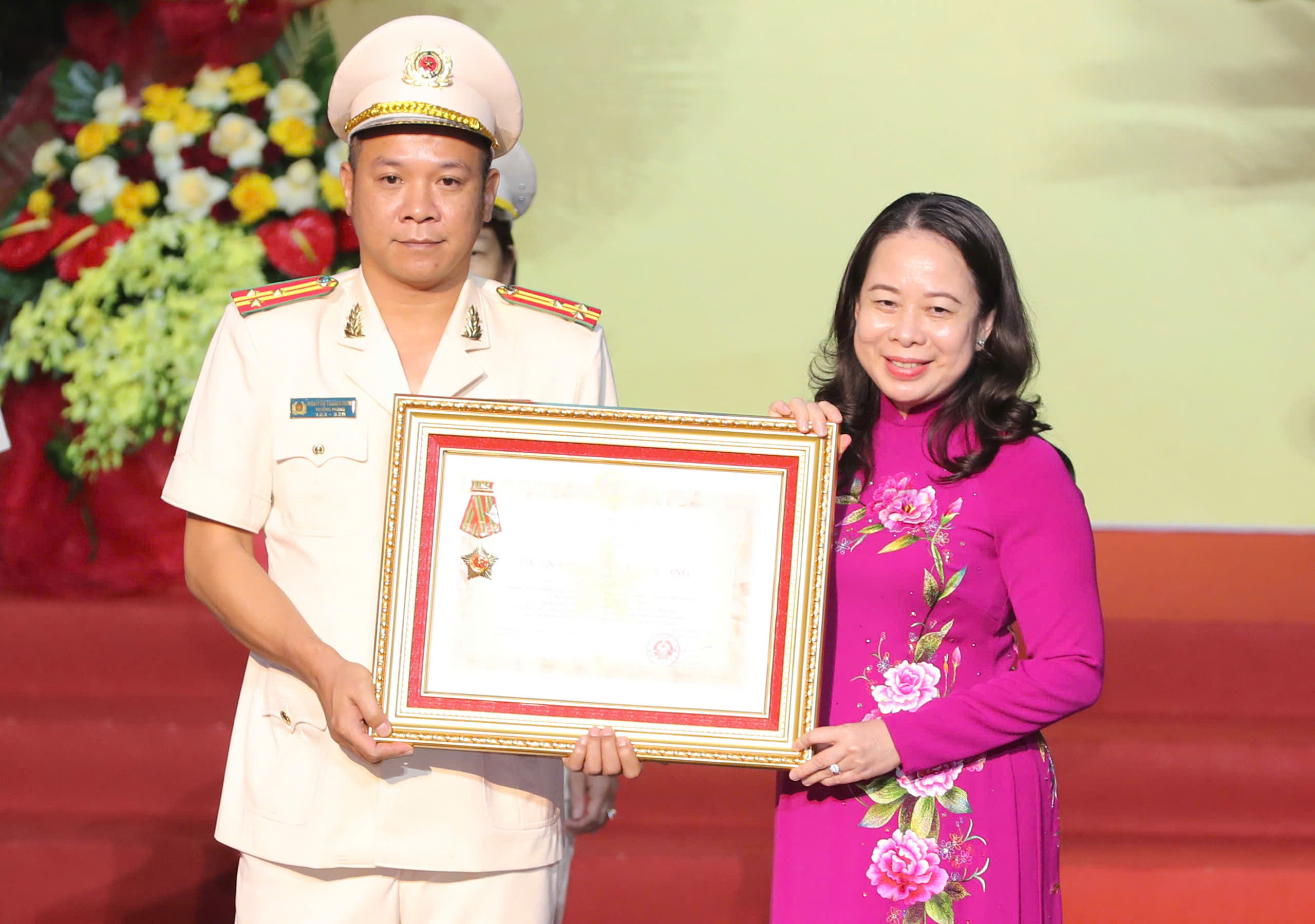 Trưởng phòng Cảnh sát Kinh tế Công an TP HCM nhận Huân chương Quân công hạng Ba - Ảnh 2.