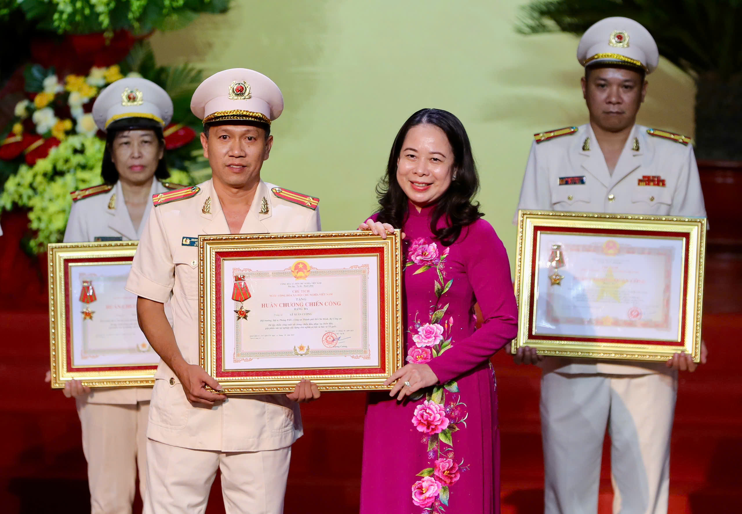Trưởng phòng Cảnh sát Kinh tế Công an TP HCM nhận Huân chương Quân công hạng Ba - Ảnh 3.